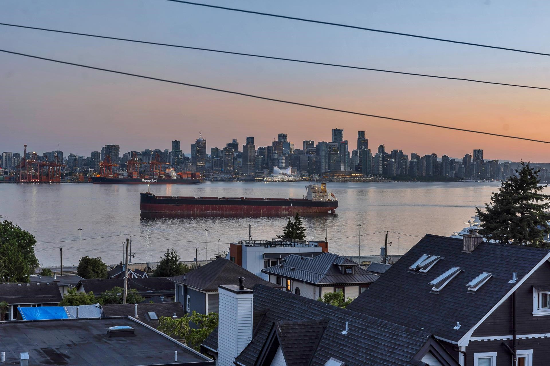 245 Saint Davids Avenue #404, North Vancouver, BC V7L 3N9