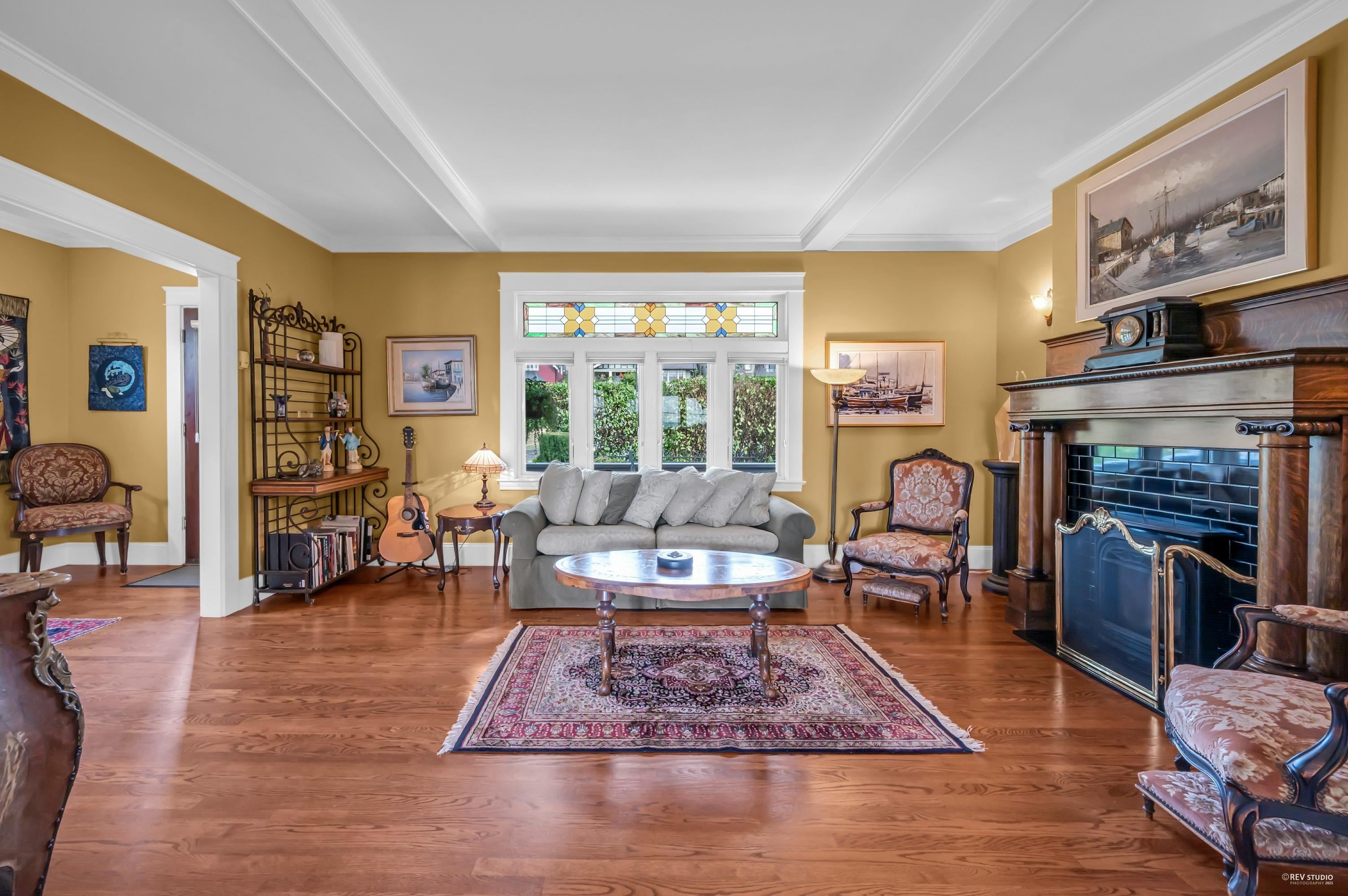 255 6th Street West, North Vancouver, BC V7M 1K7
