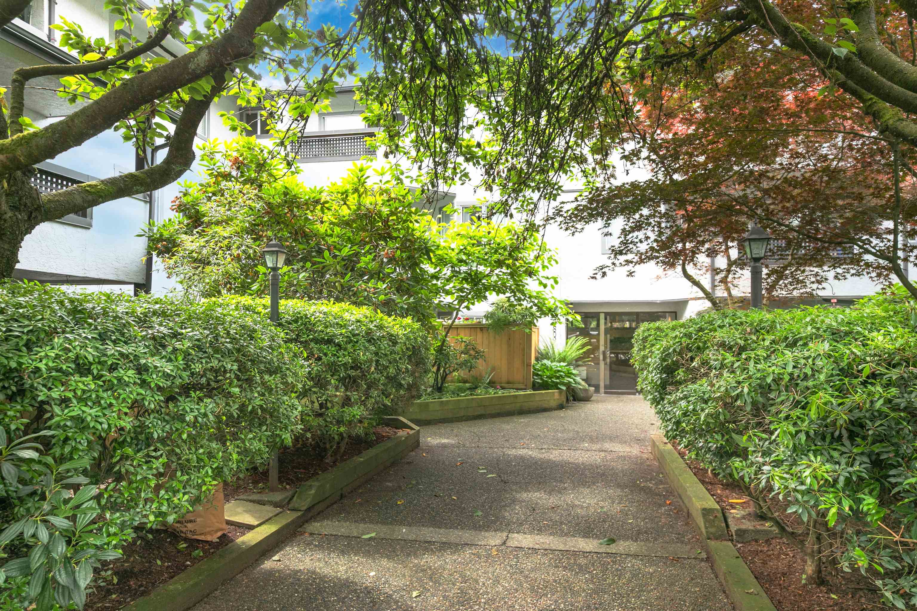 809 16th Street West #301, North Vancouver, BC V7P 1R2