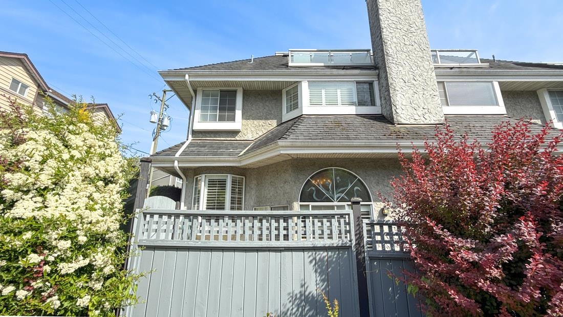 216 6th Street East #109, North Vancouver, BC V7L 1P5