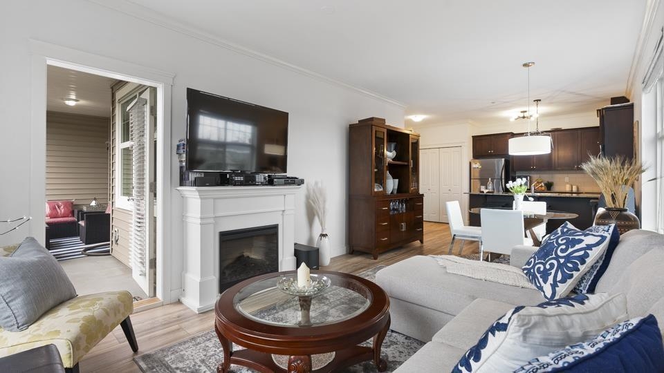 17712 57a Avenue #213, Surrey, BC V3S 1J1