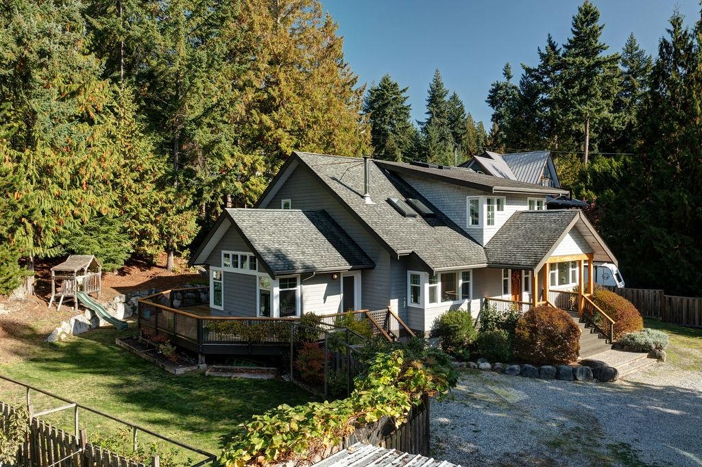 8116 Southwood Rd, Halfmoon Bay, BC V7Z 1A7