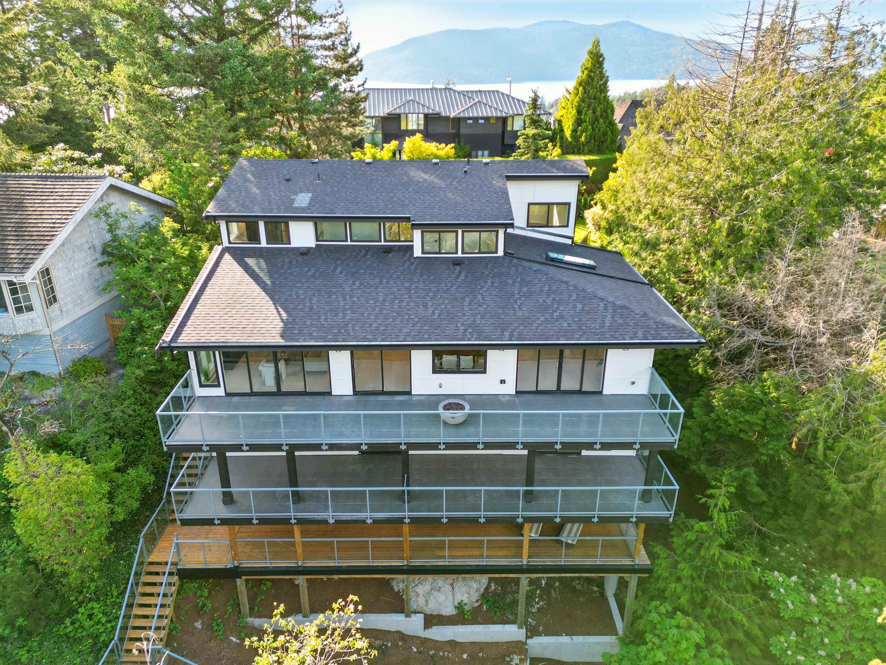 6230 Summit Avenue, West Vancouver, BC V7W 1Y2