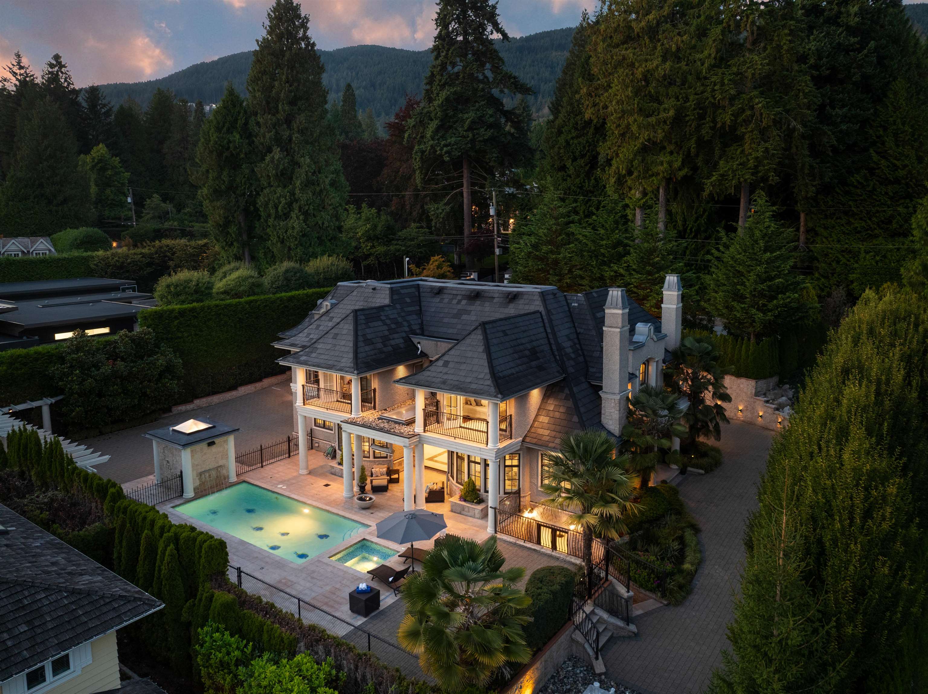 2912 Mathers Avenue, West Vancouver, BC V7V 2K1