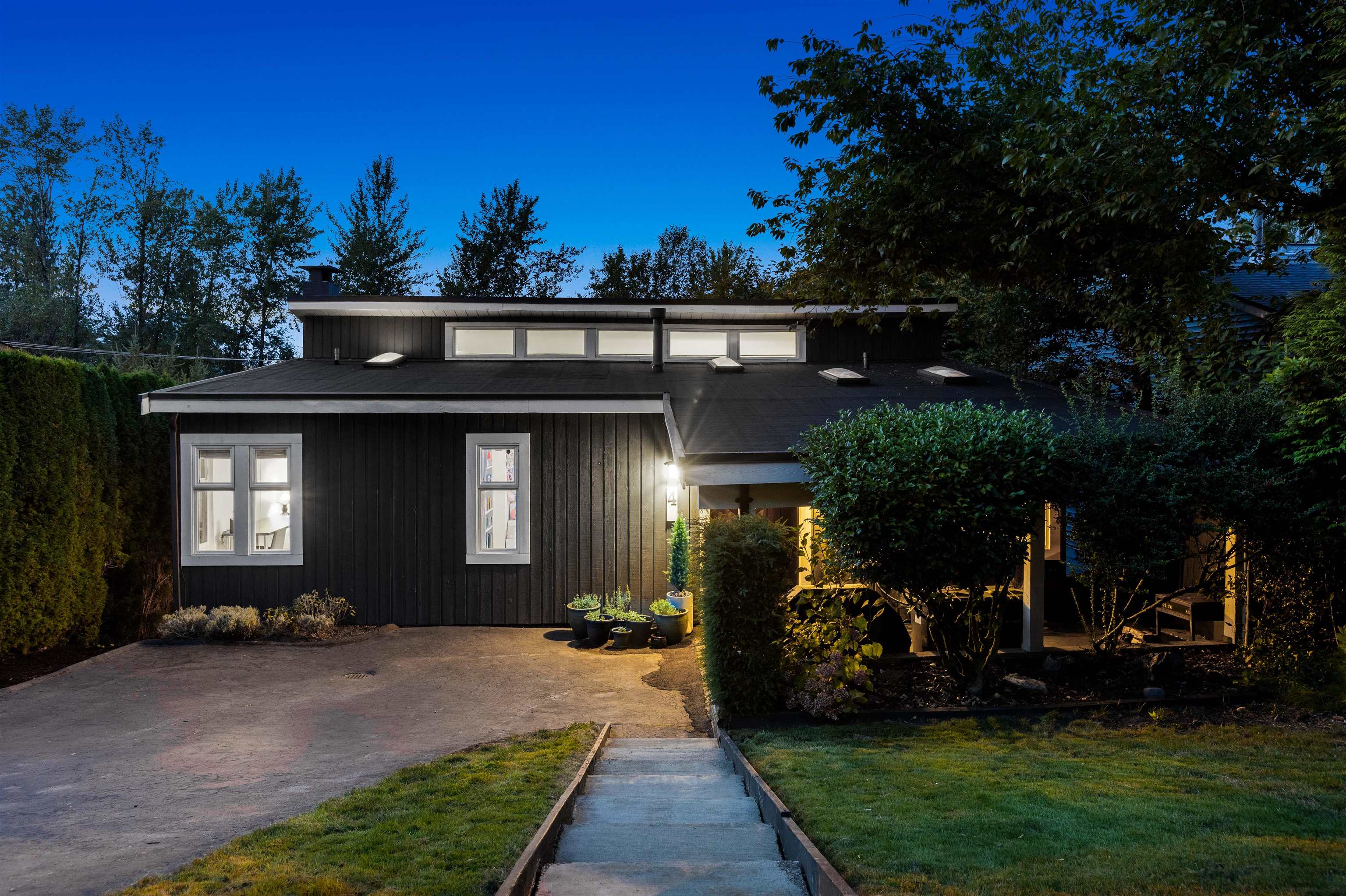 4 Noble Court, Port Moody, BC V3H 3Z5
