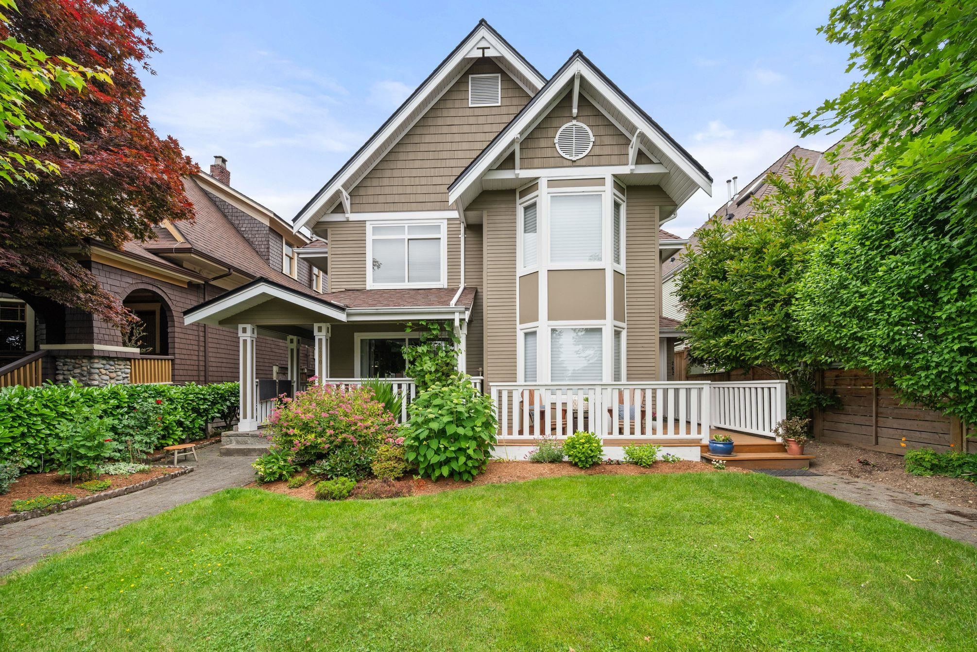 262 10th Street East, North Vancouver, BC V7L 2E1