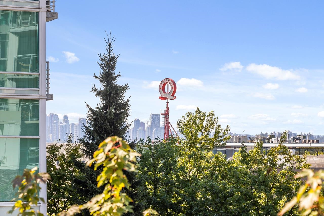 100 Esplanade Avenue #307, North Vancouver, BC V7L 4V1