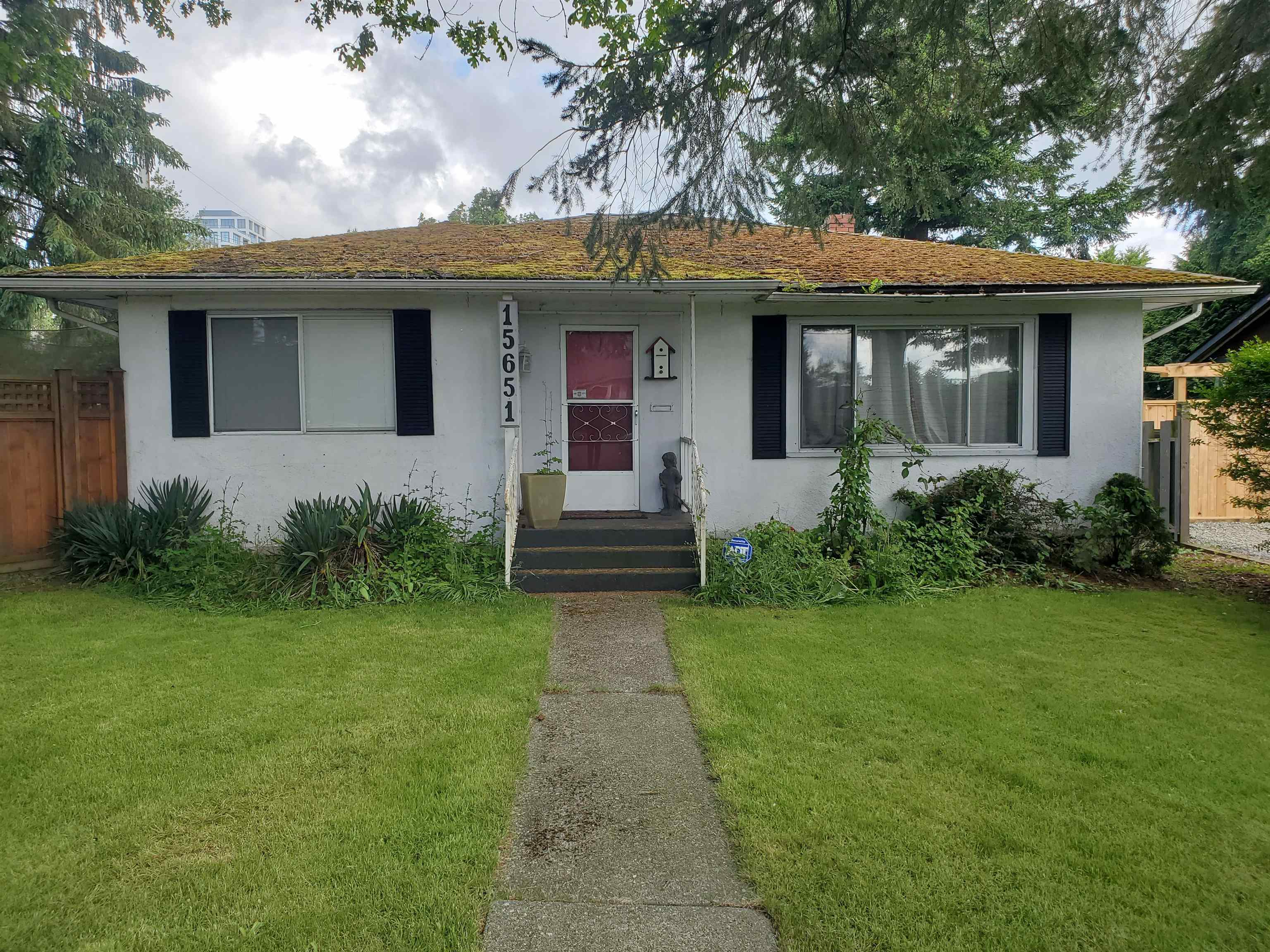 15651 Thrift Avenue, White Rock, BC V4B 2M3
