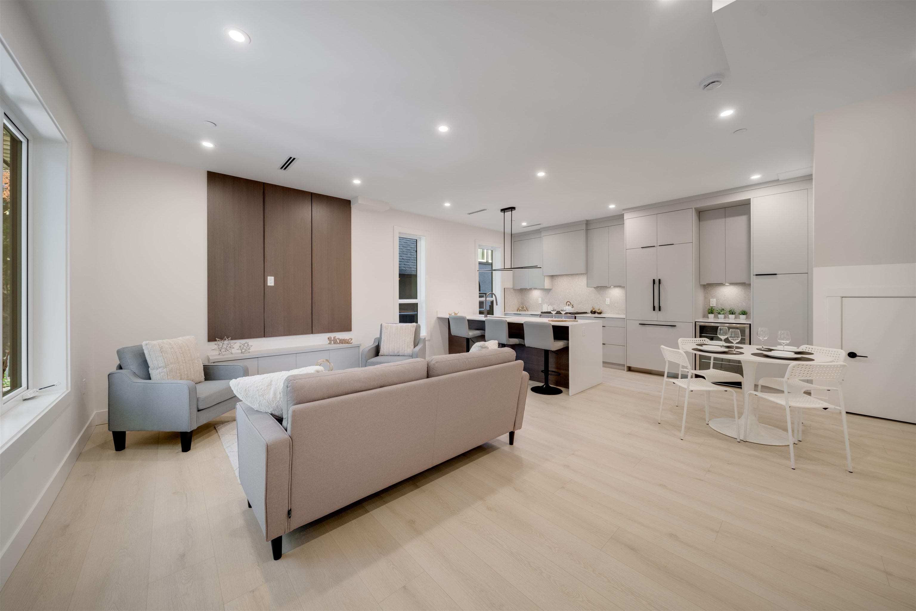 3836 West 8th Avenue #2, Vancouver, BC V6R 1Z4