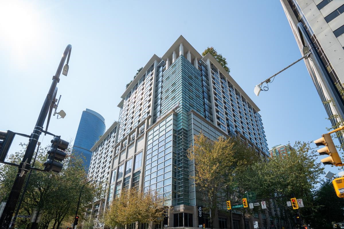 933 Hornby Street #1008, Vancouver, BC V6Z 3G4