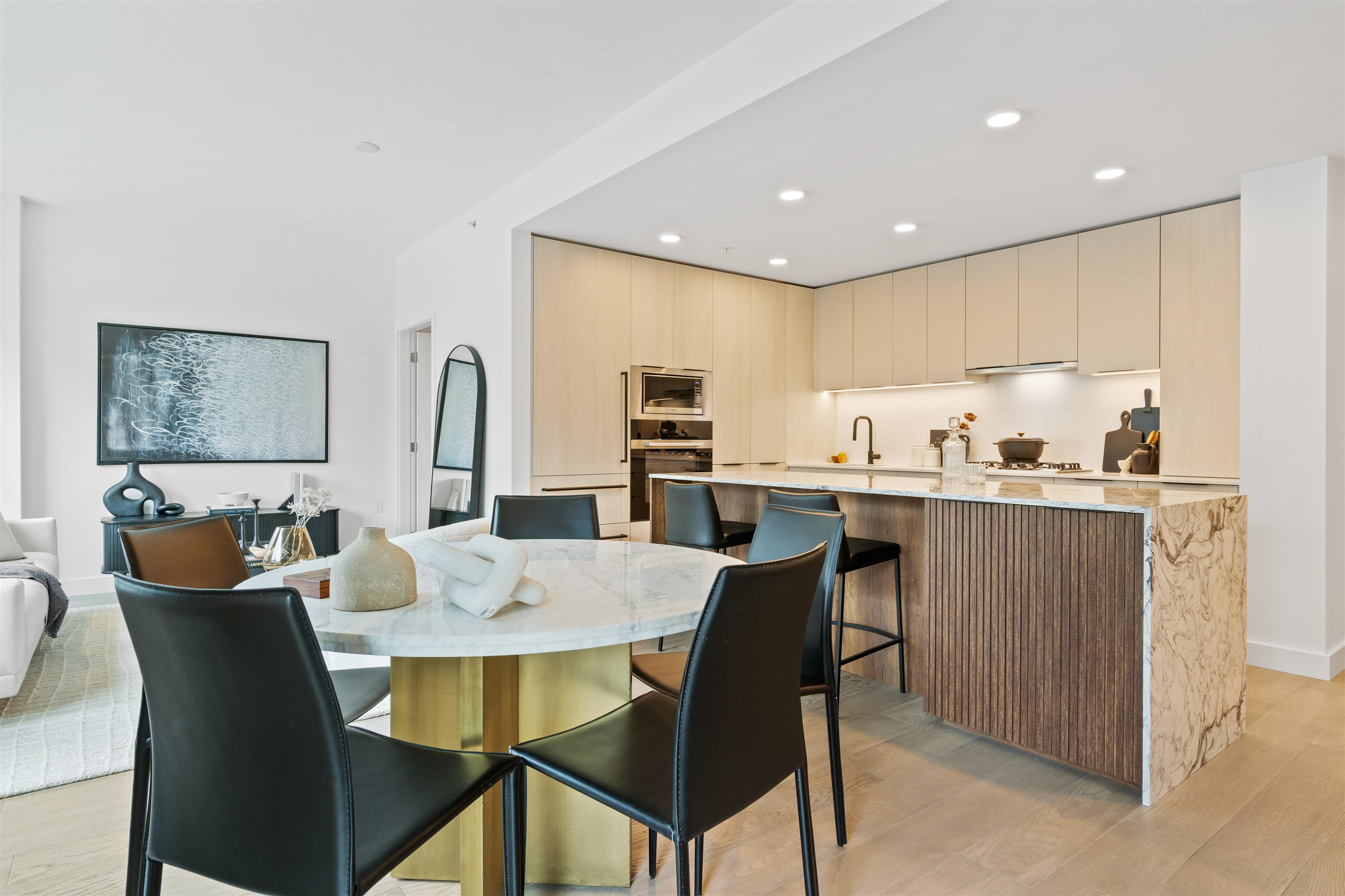 3590 West 39th Avenue #205, Vancouver, BC V6B 3A4