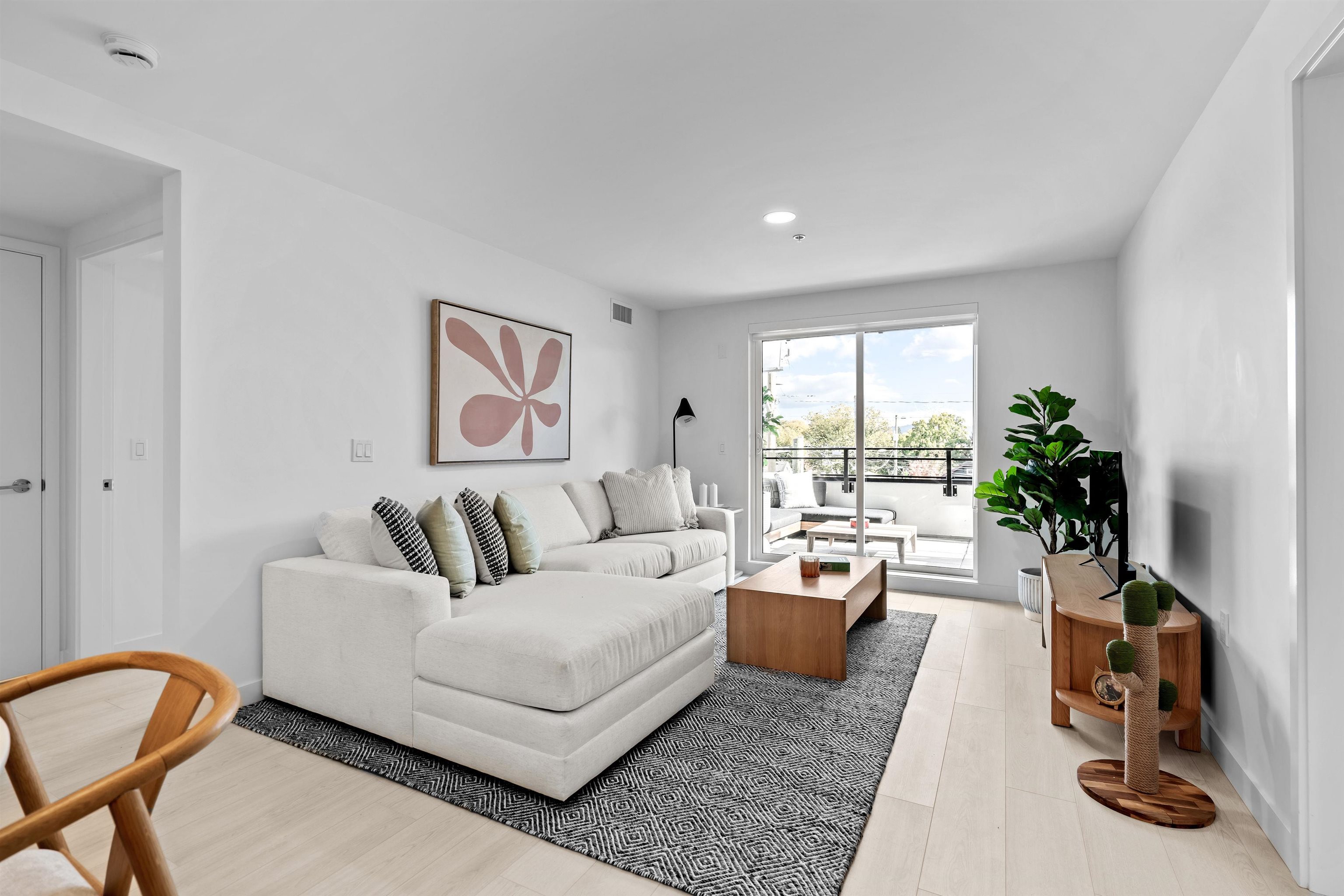 2419 Grant Street #310, Vancouver, BC V5K 3G5