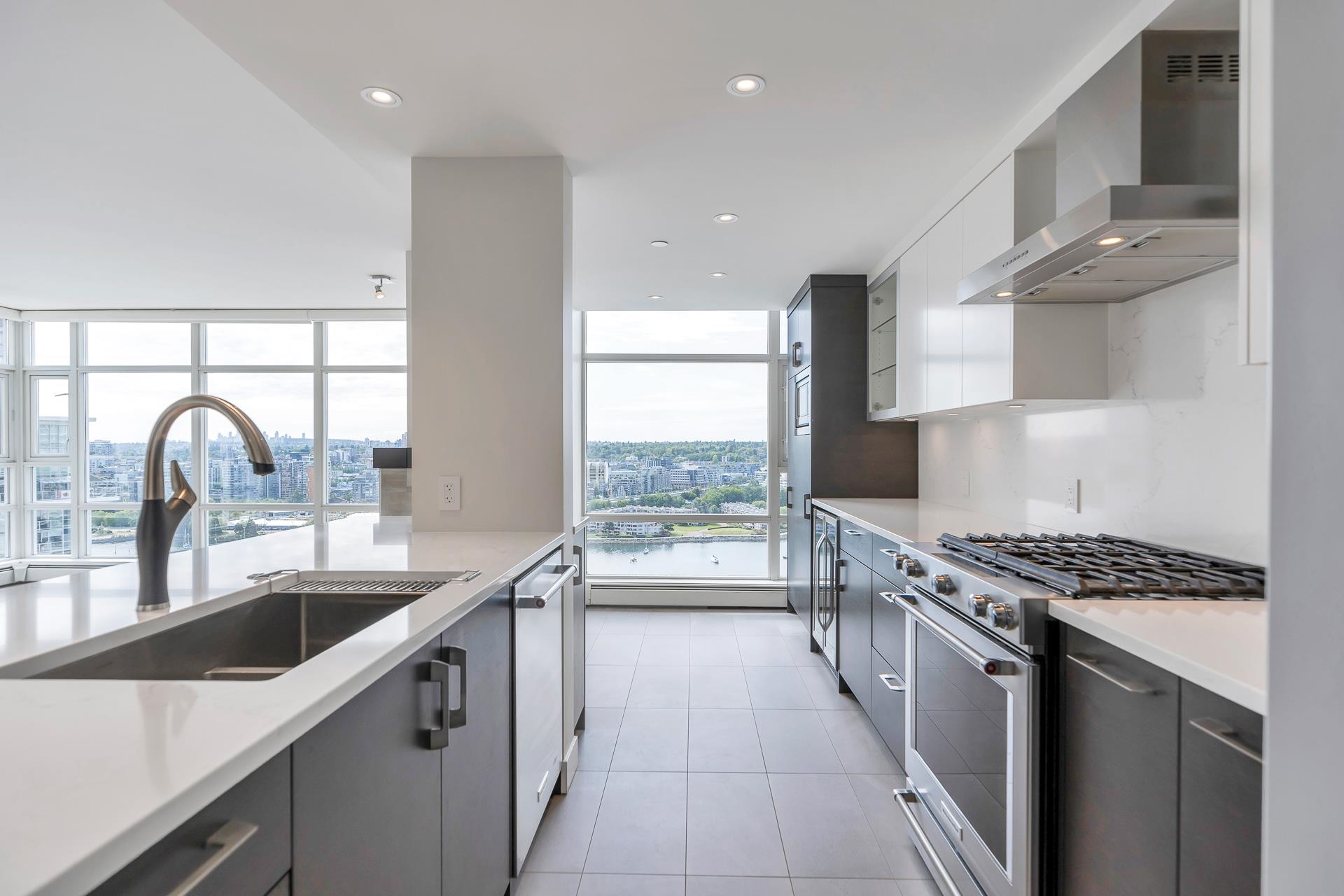 198 Aquarius Mews #2706, Vancouver, BC V6Z 2Y4