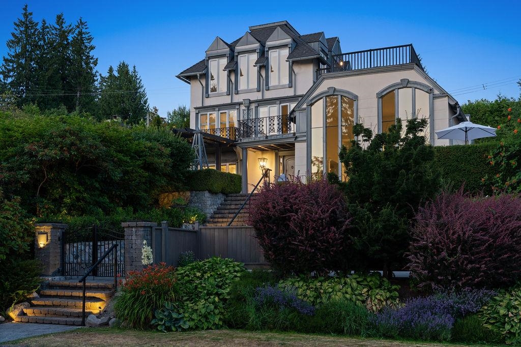 284 Sandringham Crescent, North Vancouver, BC V7N 2R8