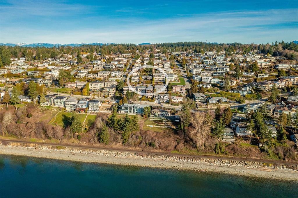 14371 Sunset Dr, White Rock, BC V4B 2V4