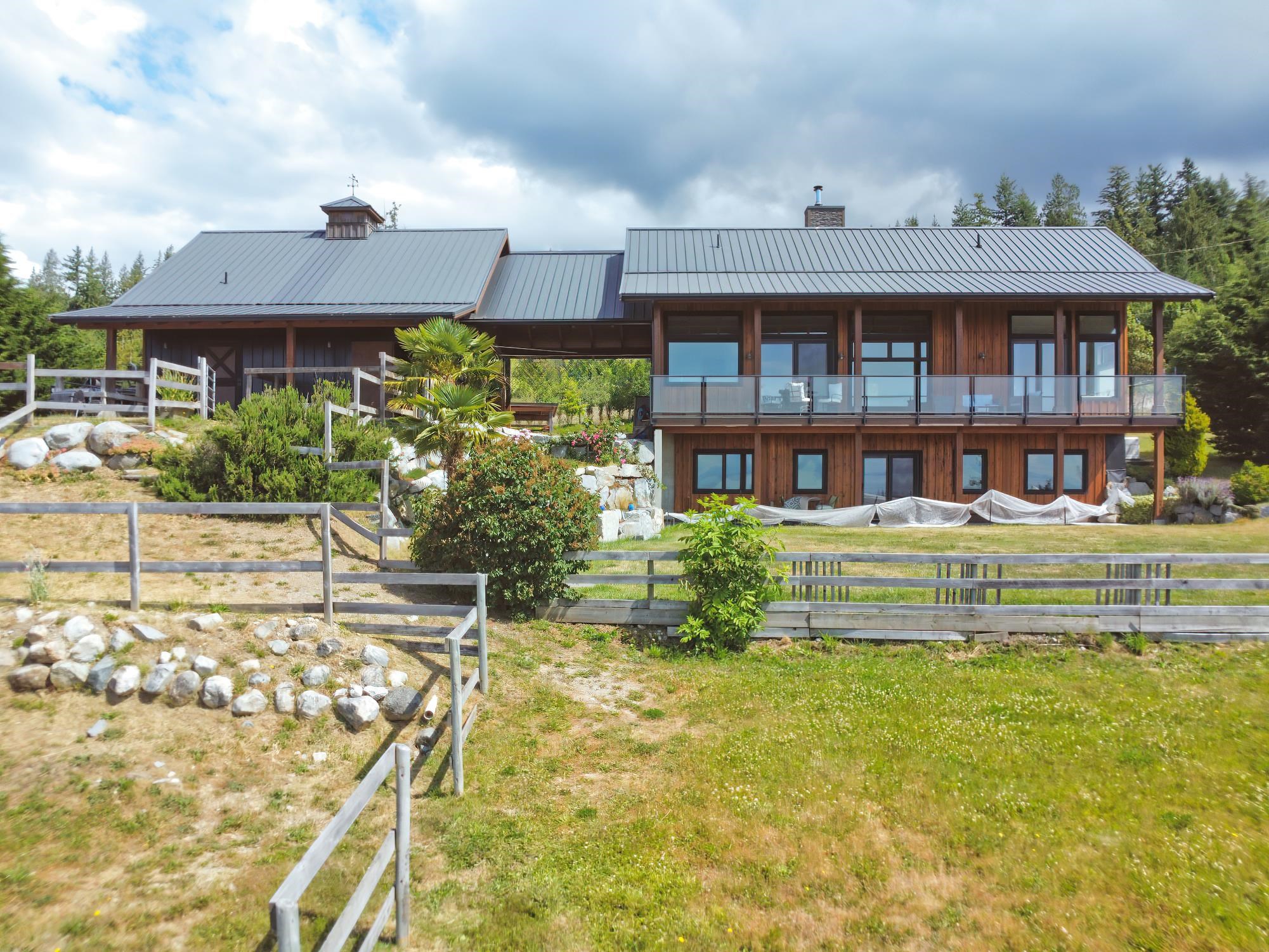 2247 Pixton Rd, Roberts Creek, BC V0N 2W5