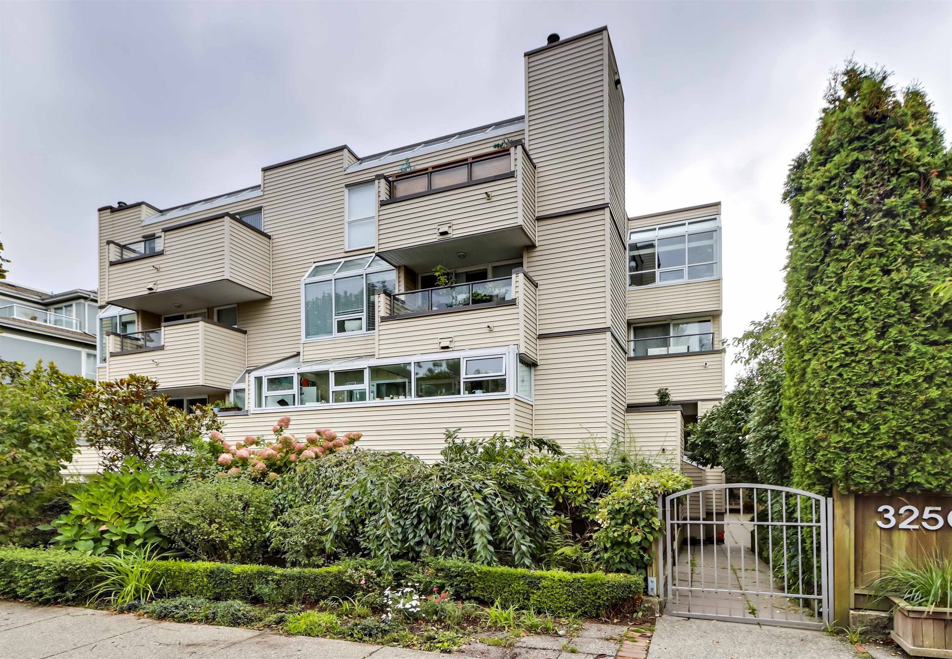 3250 West 4th Avenue #8, Vancouver, BC V6K 1R9