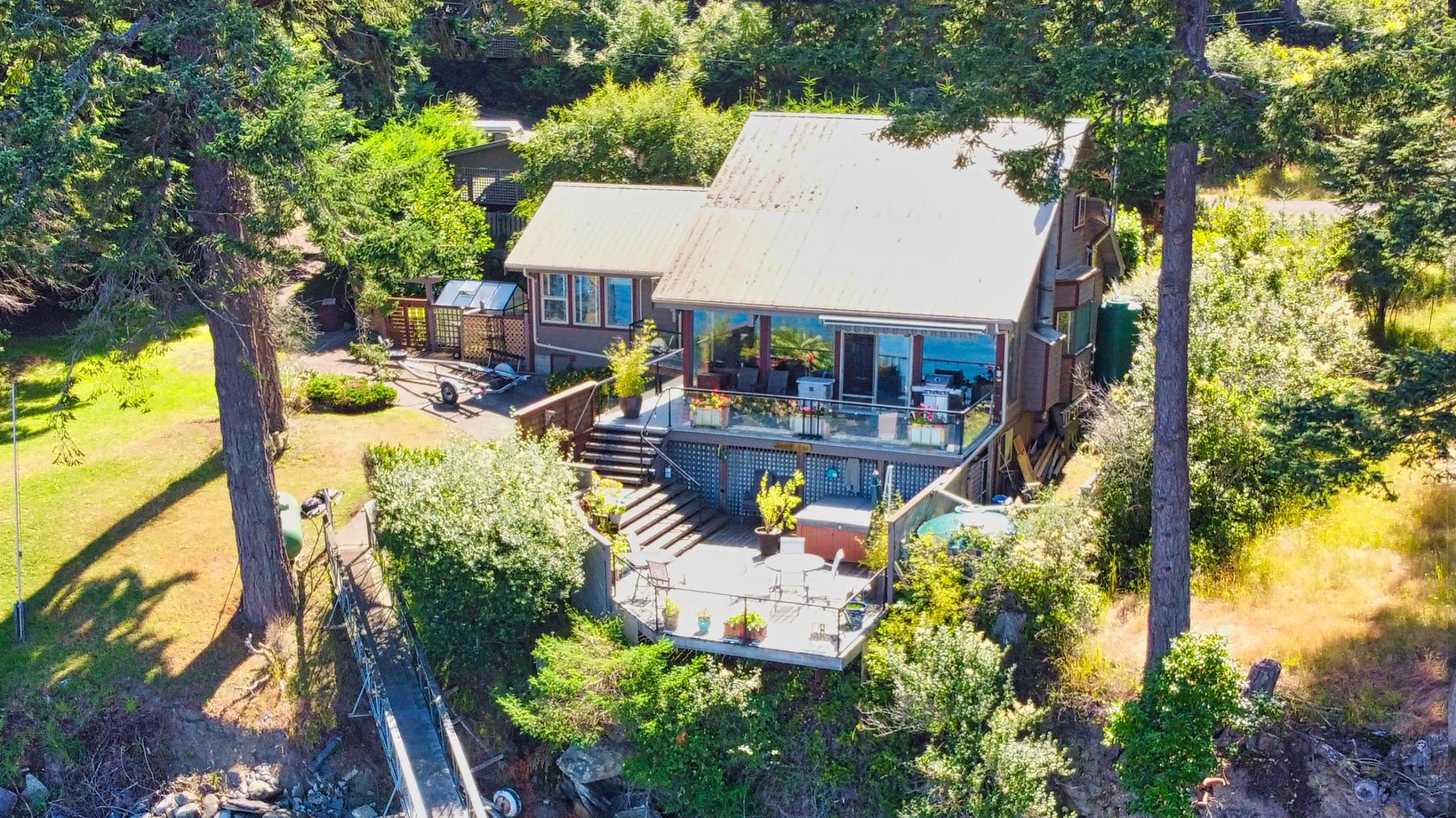574 Arbutus Dr, Mayne Island, BC V0N 2J1