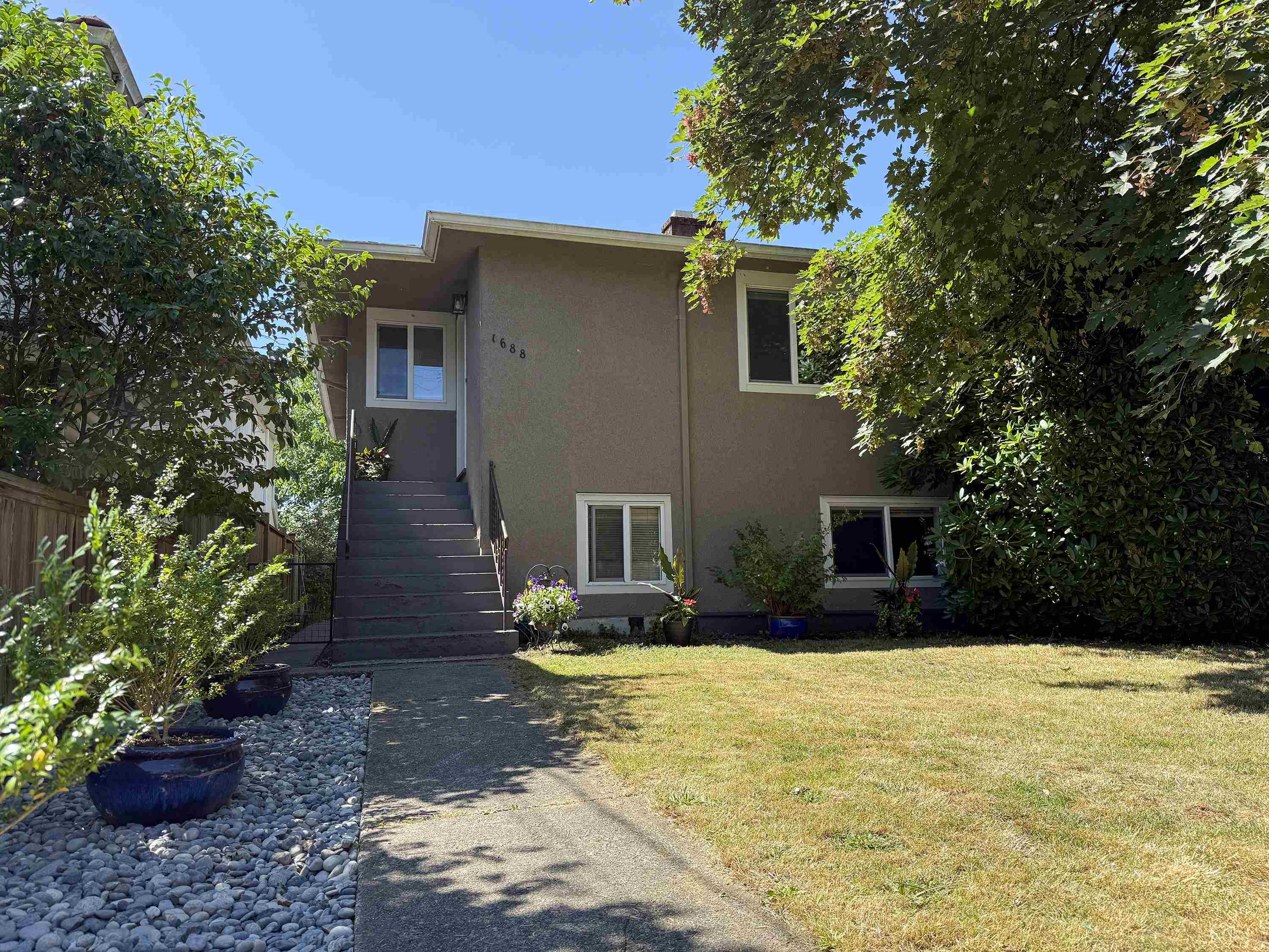 1688 East 29th Avenue, Vancouver, BC V5N 2Y6