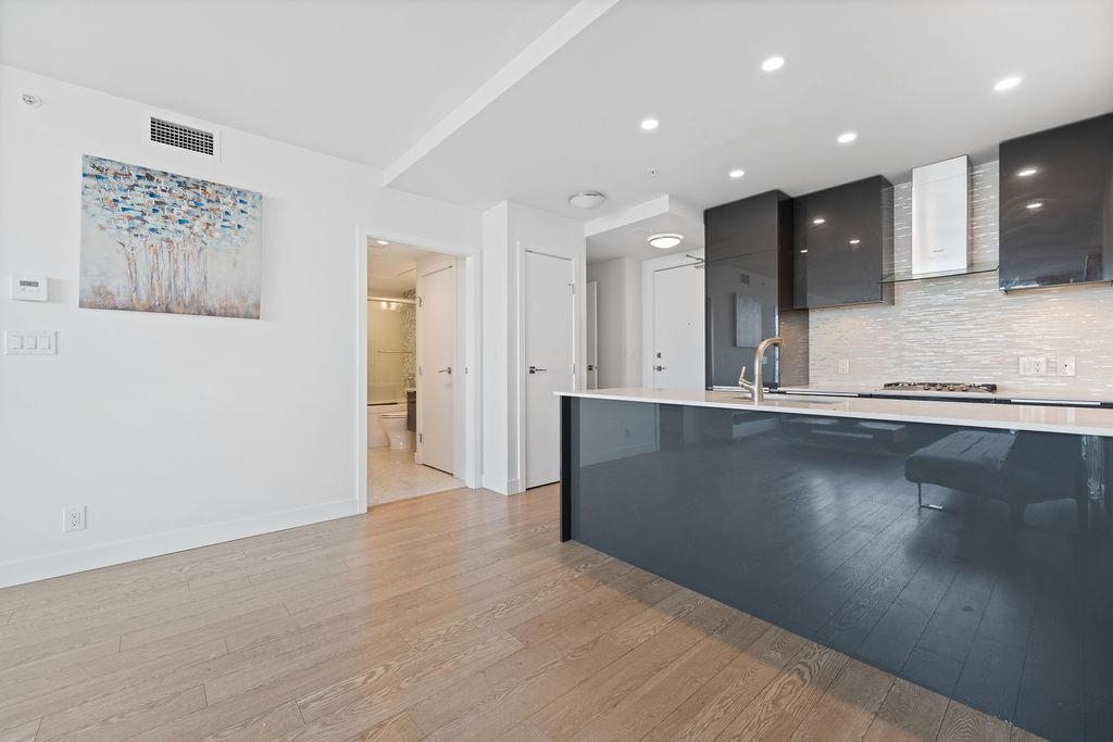 1283 Howe Street #2904, Vancouver, BC V6Z 0E3