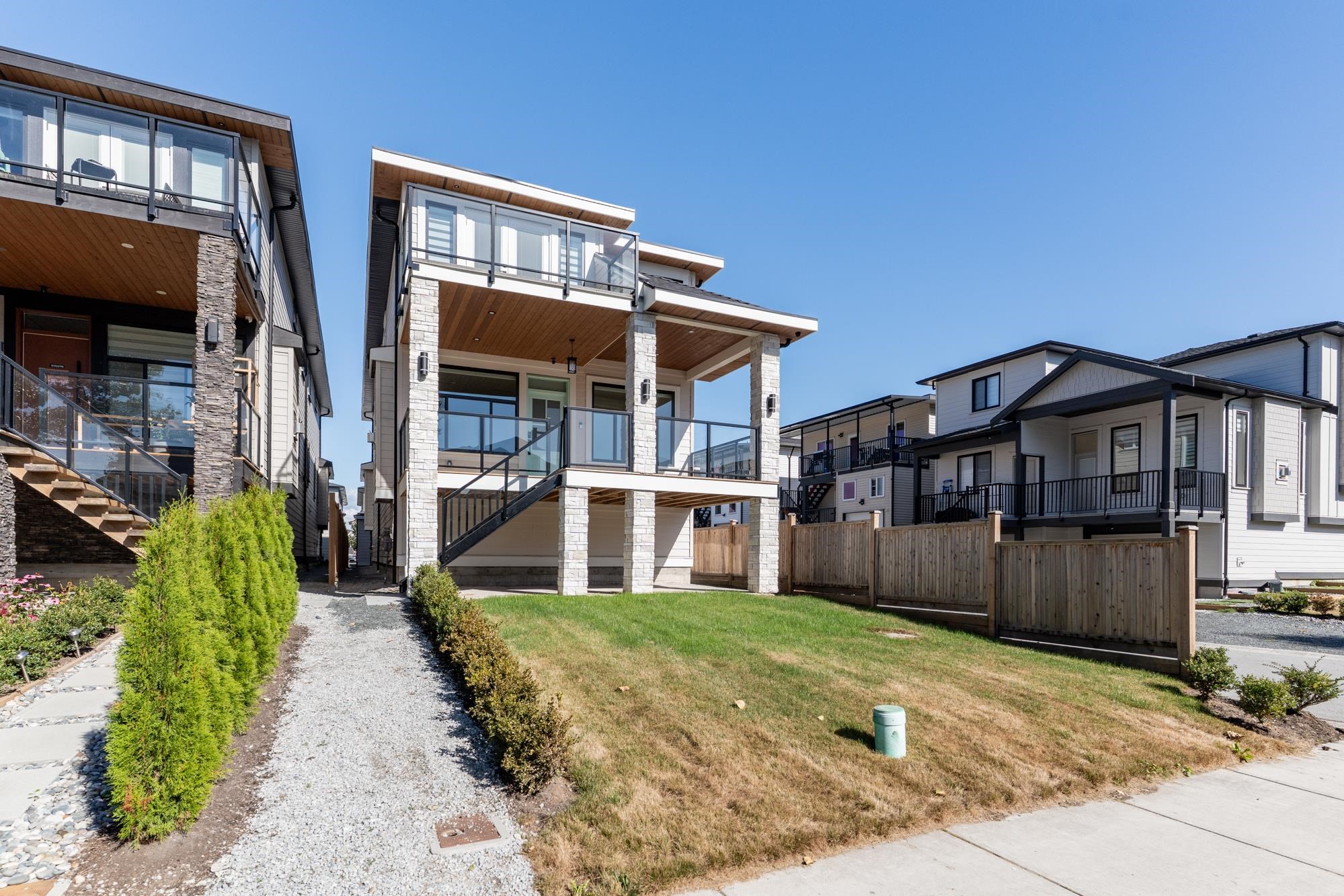 215 Mabel Street, New Westminster, BC V3M 0L1