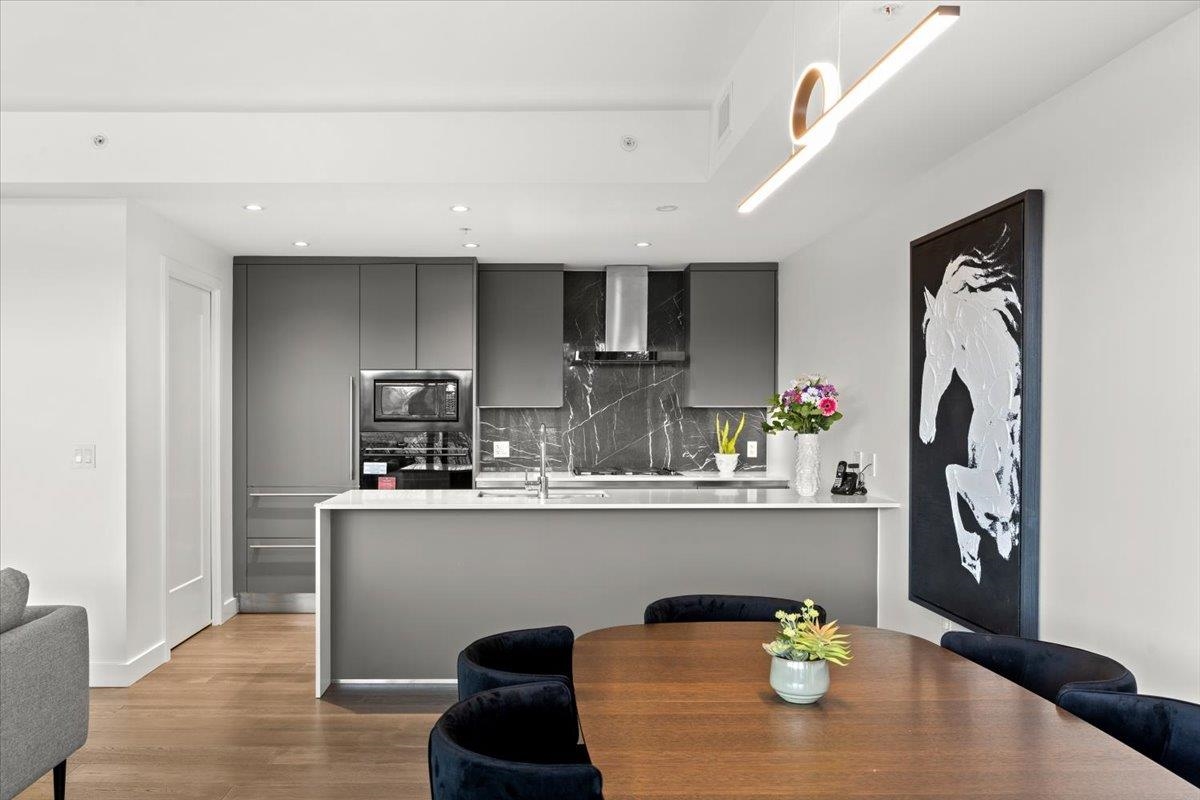 717 West 17th Avenue #304, Vancouver, BC V5Z 1V1