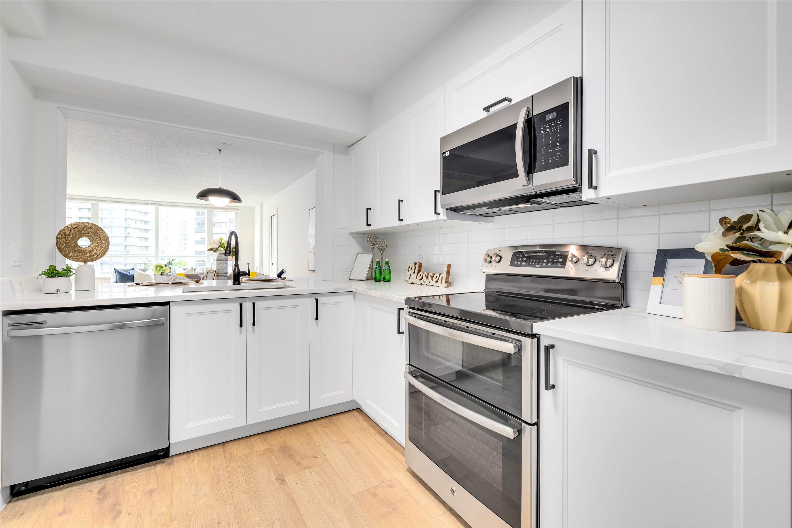 6070 Mcmurray Avenue #905, Burnaby, BC V5H 4J3