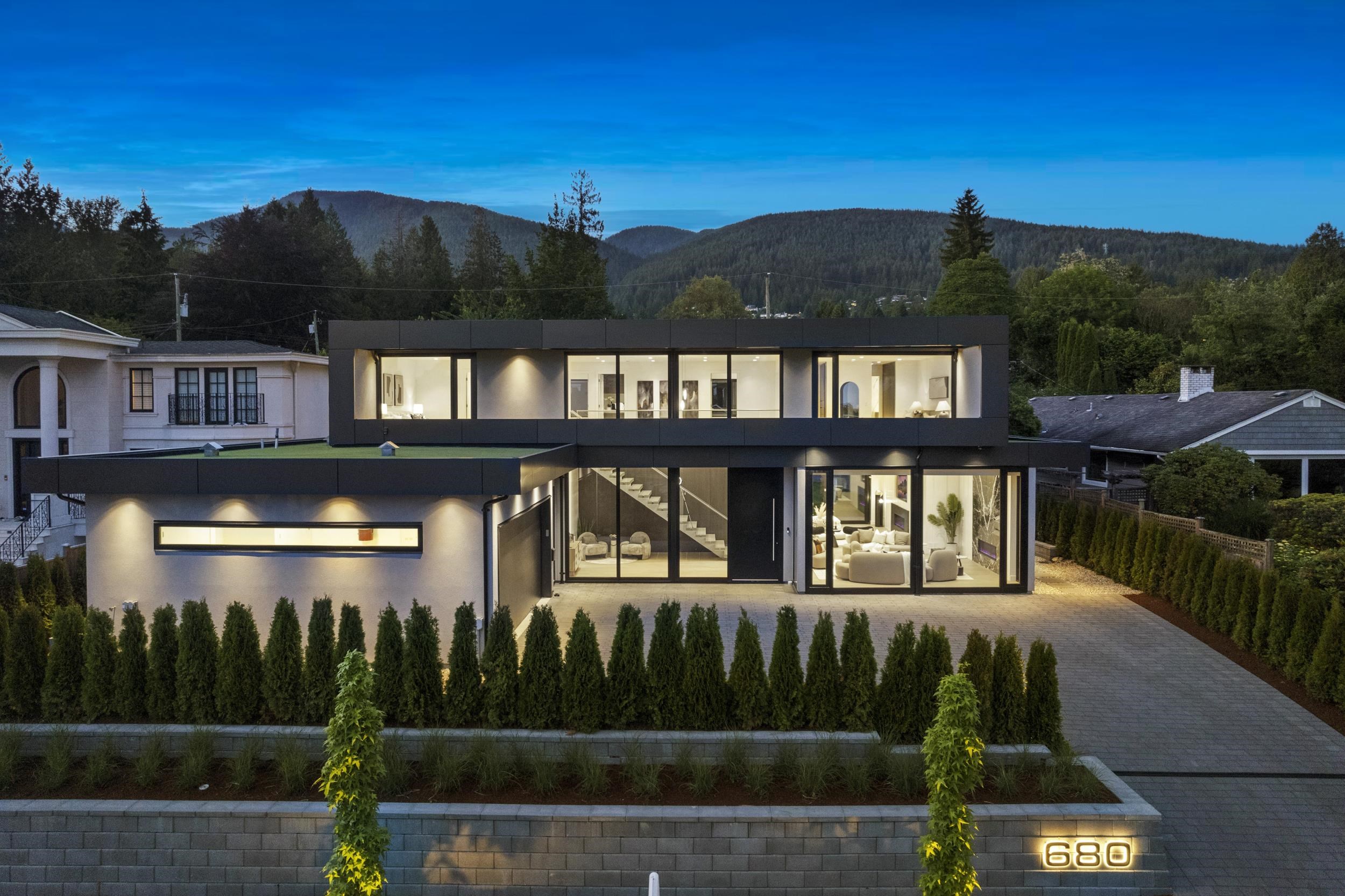 680 Westhyde Place, North Vancouver, BC V7N 2Y4