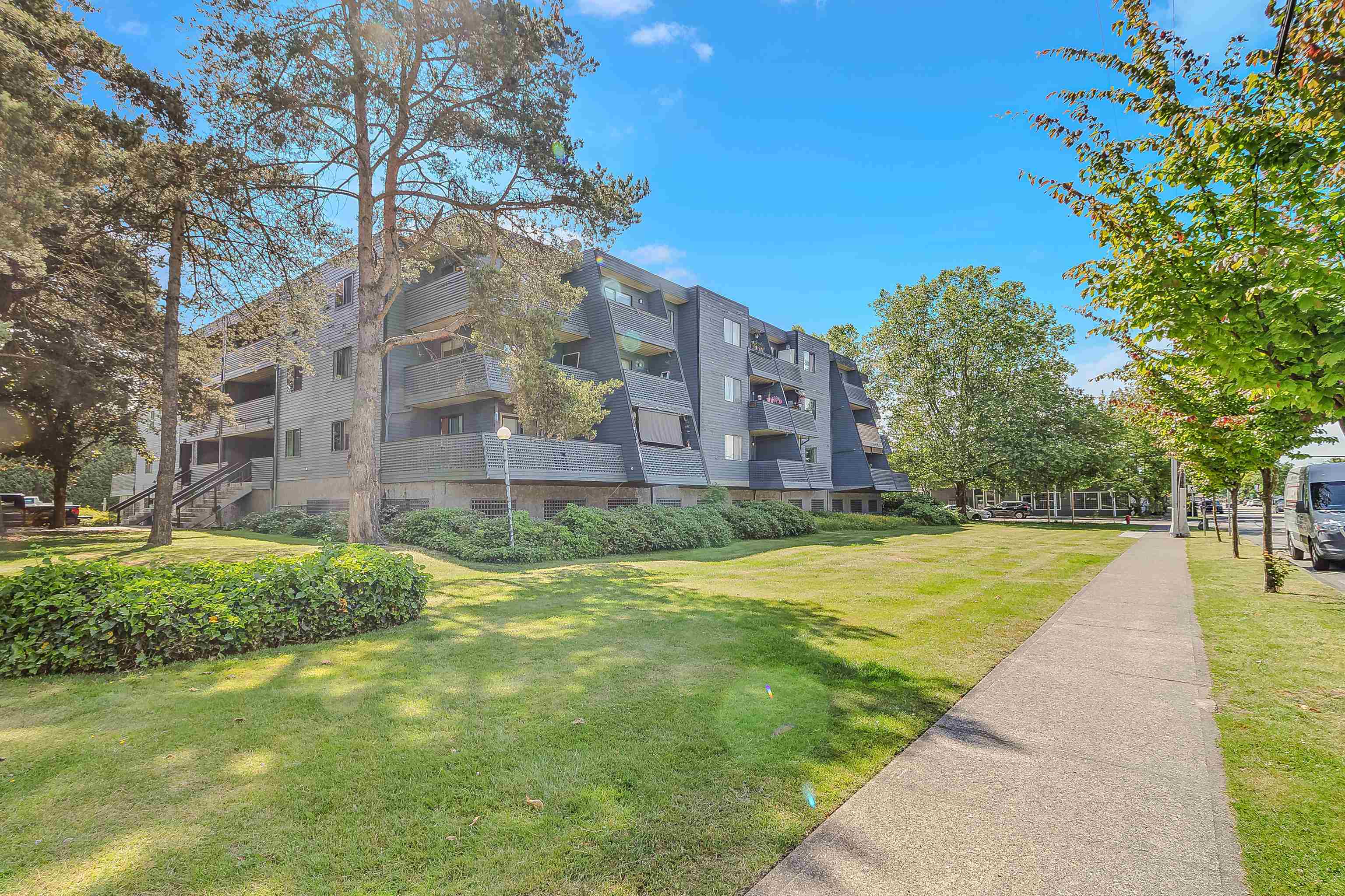 17661 58a Avenue #213, Surrey, BC V3S 1N4