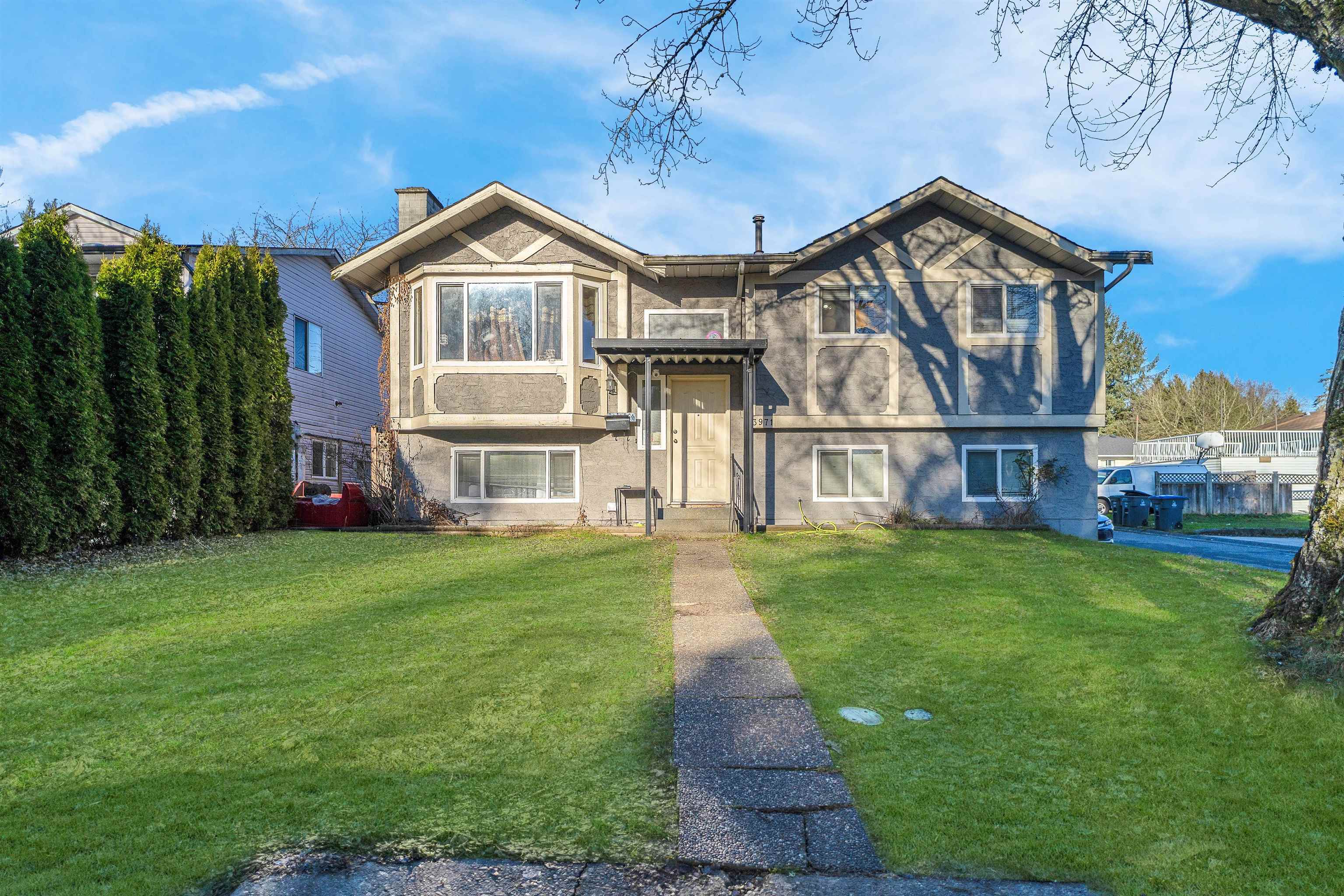 89 Avenue, Surrey, BC V3V 7G9