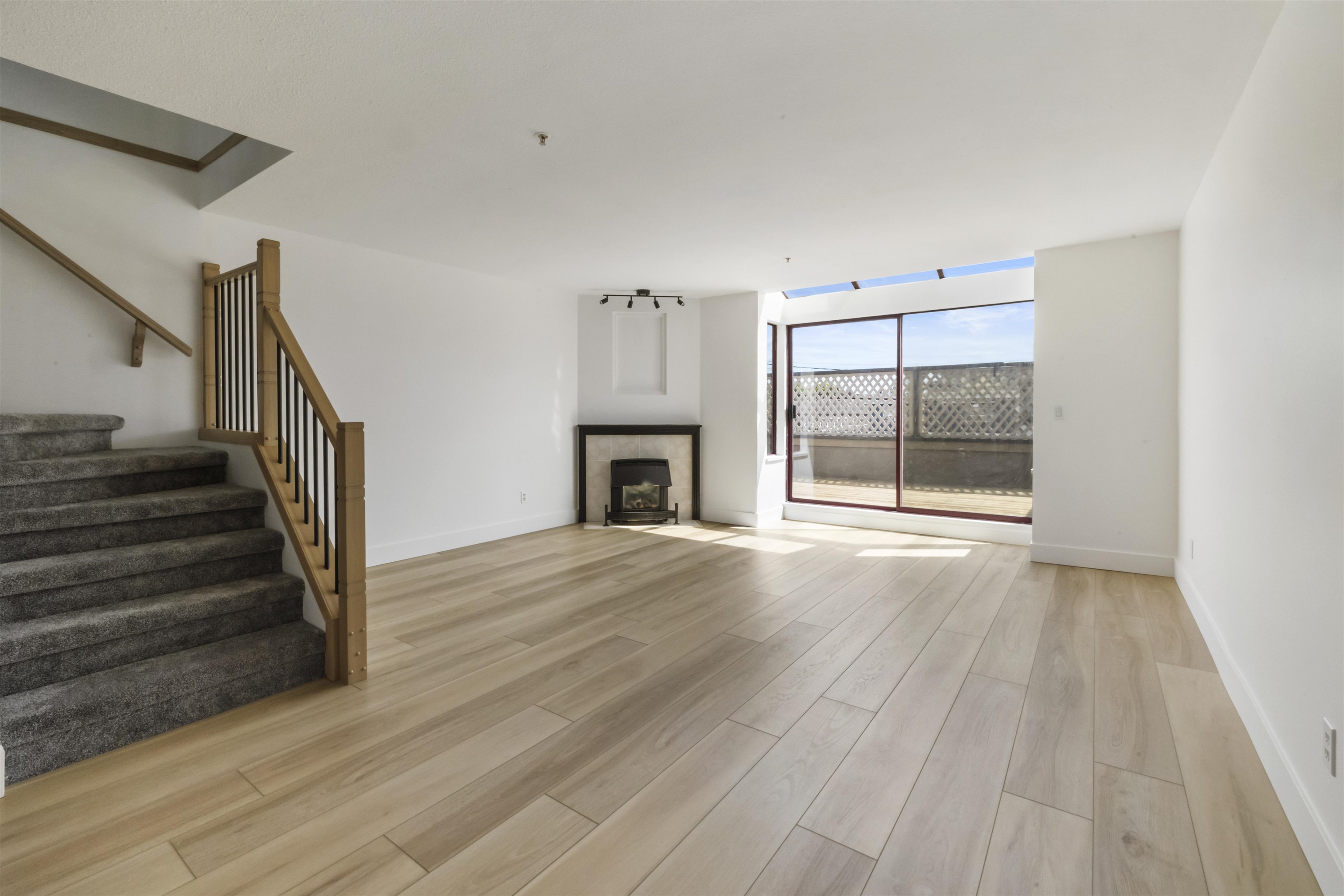 22356 Mcintosh Avenue #209, Maple Ridge, BC V2X 3C1