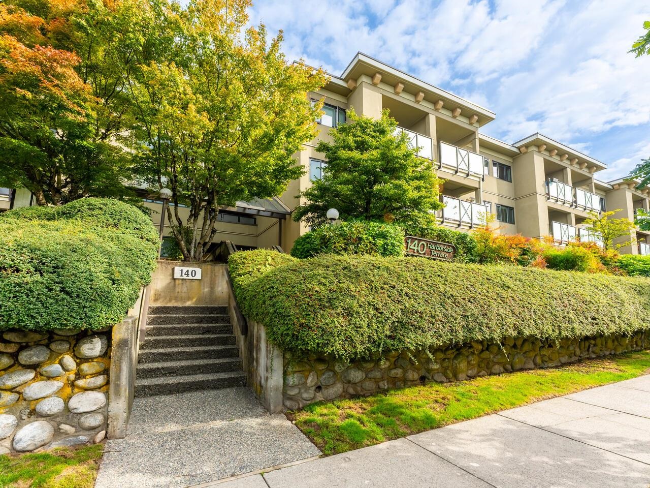 140 4th Street East #216, North Vancouver, BC V7L 4R1