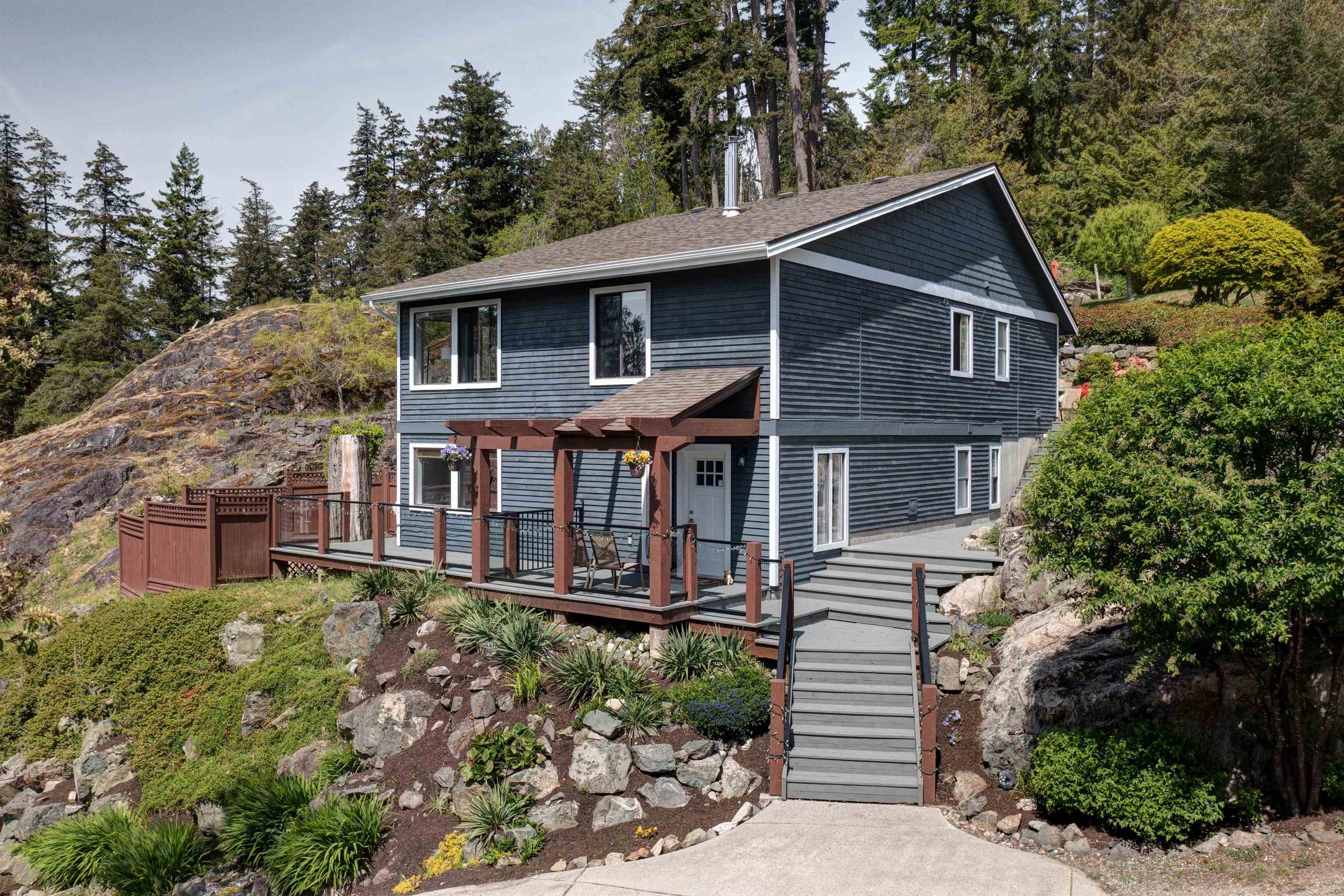8362 Redrooffs Rd, Halfmoon Bay, BC V7Z 1E5