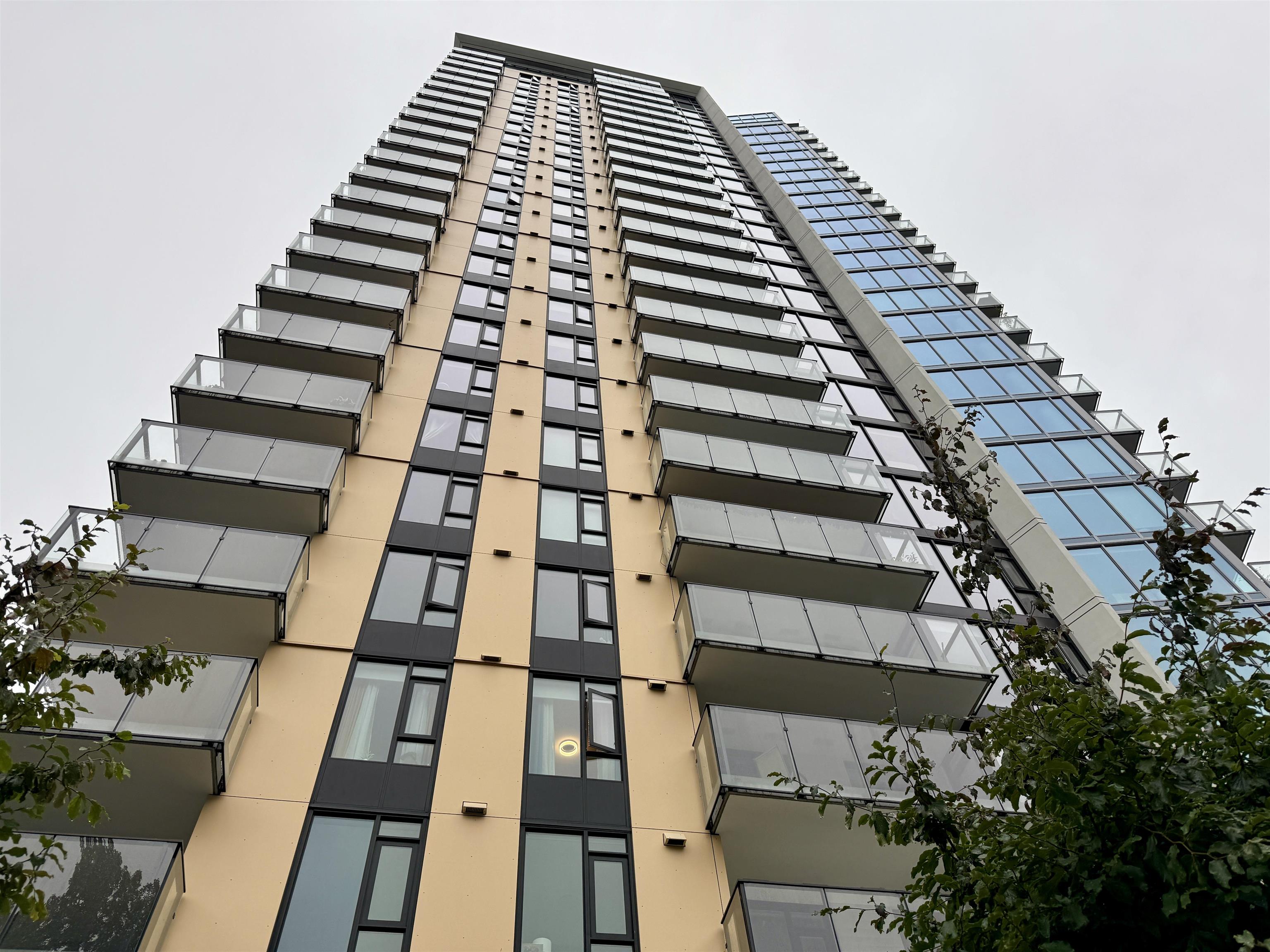 1401 Hunter St #1408, North Vancouver, BC V7J 0E2