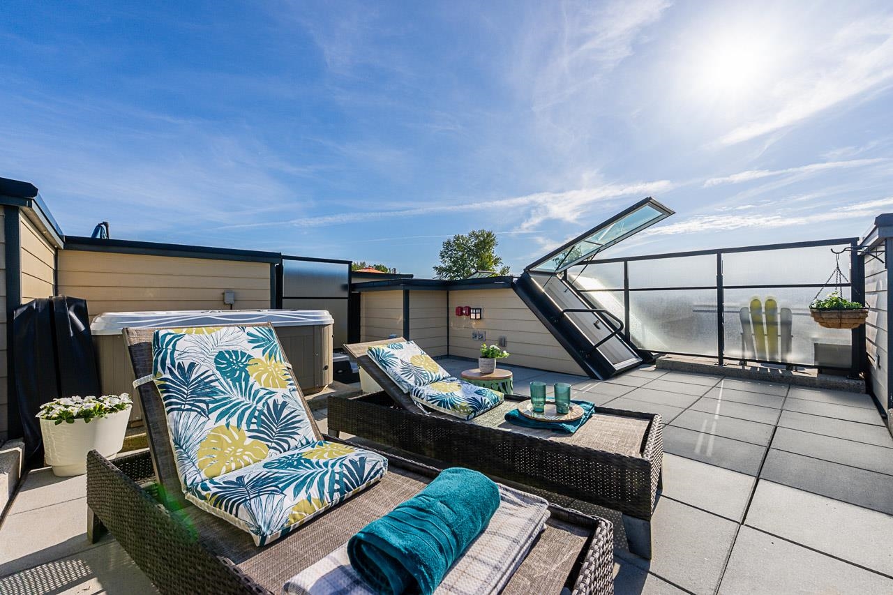 733 14th Street West #402, North Vancouver, BC V7M 0C6