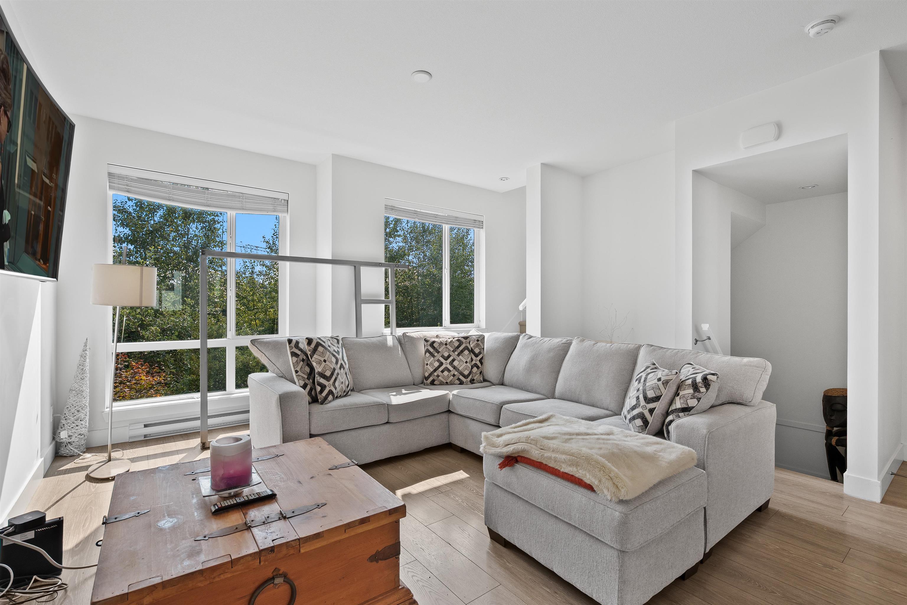 16433 19 Avenue #8, Surrey, BC V4A 9M5