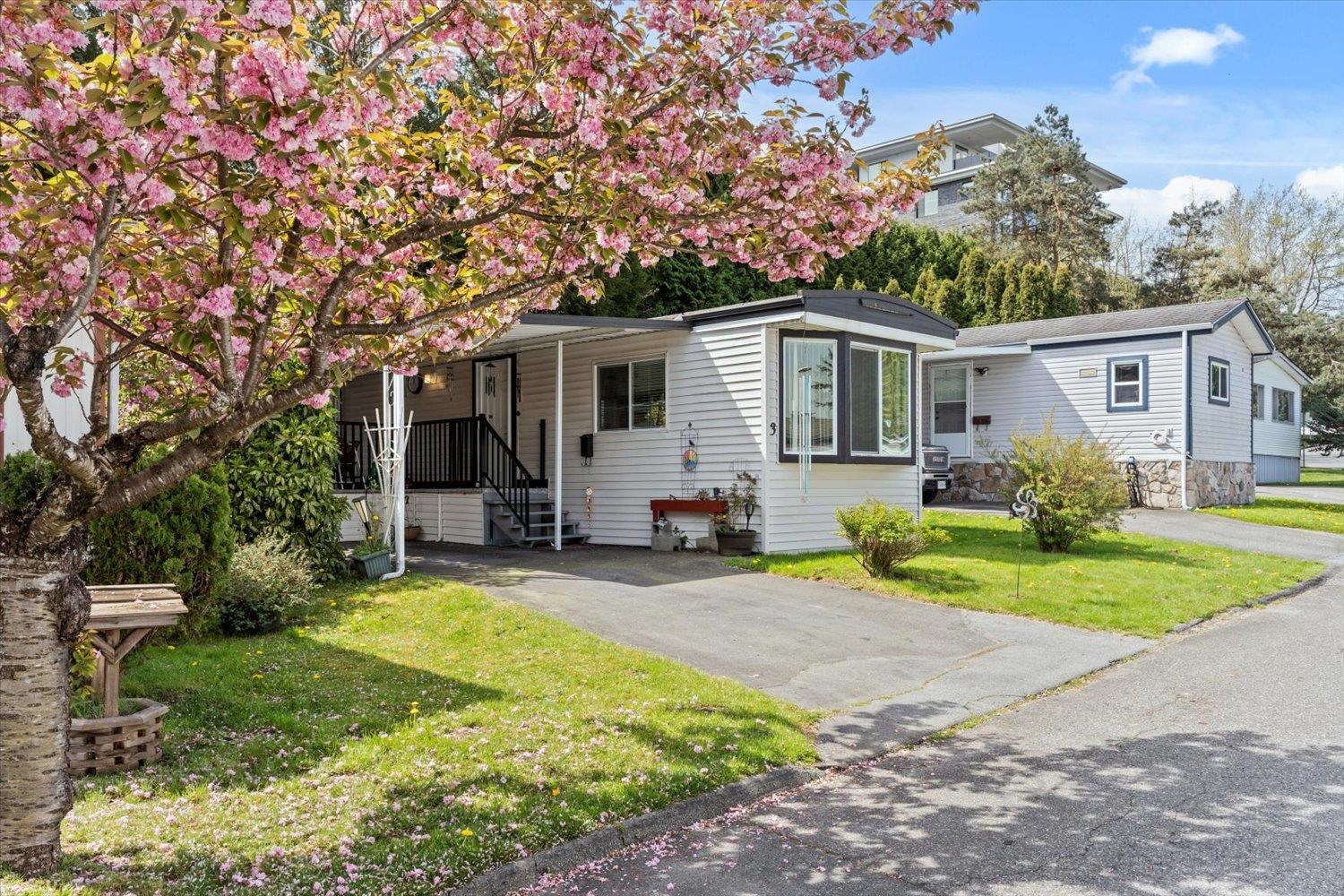 8220 King George Boulevard #3, Surrey, BC V3W 6E1
