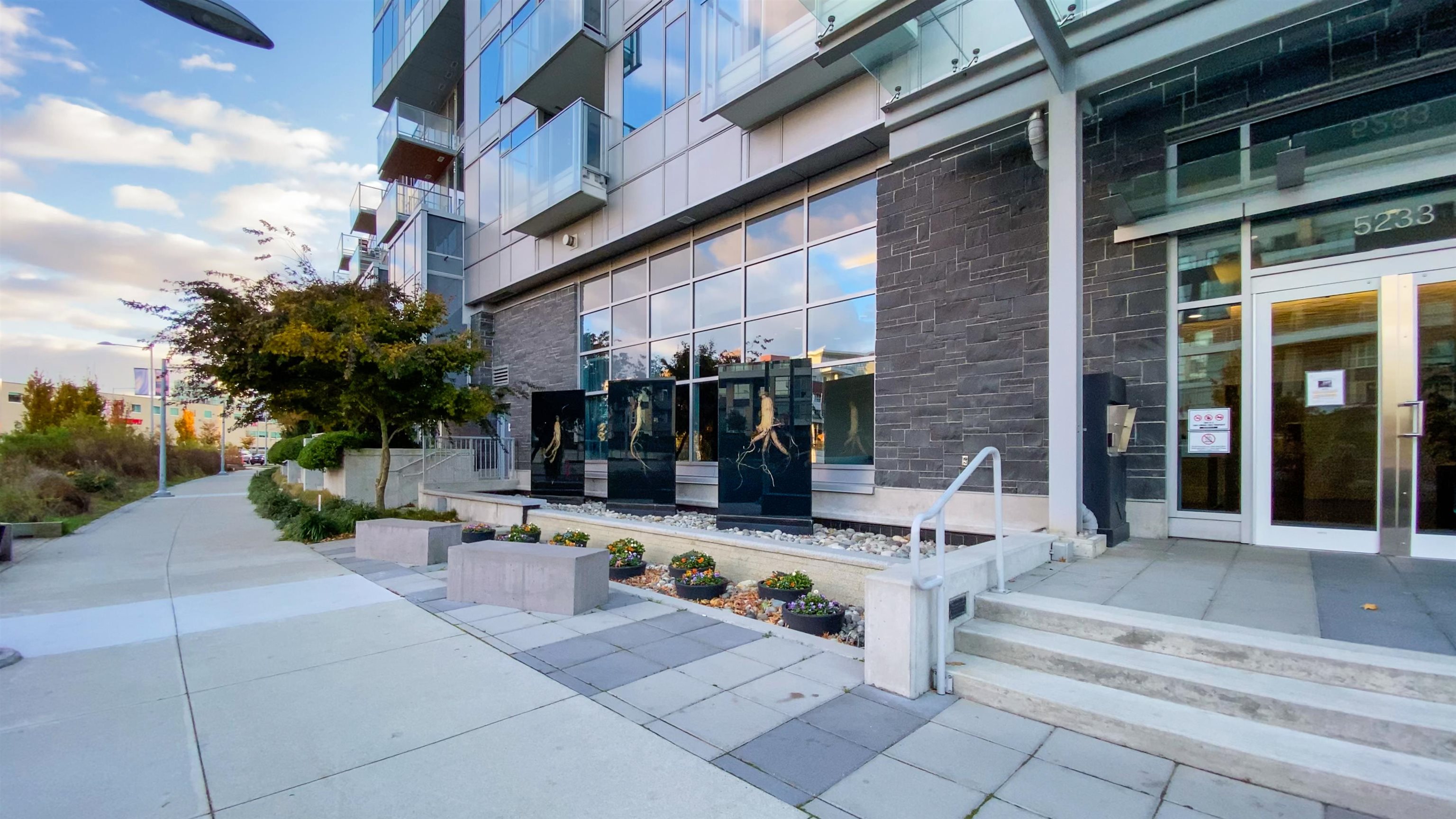 5233 Gilbert Road #1606, Richmond, BC V7C 0B3