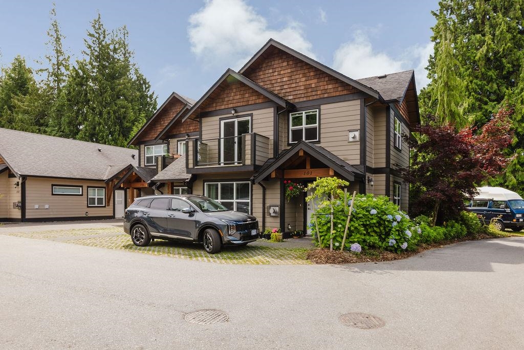 518 Shaw Road #201, Gibsons, BC V0N 1V8