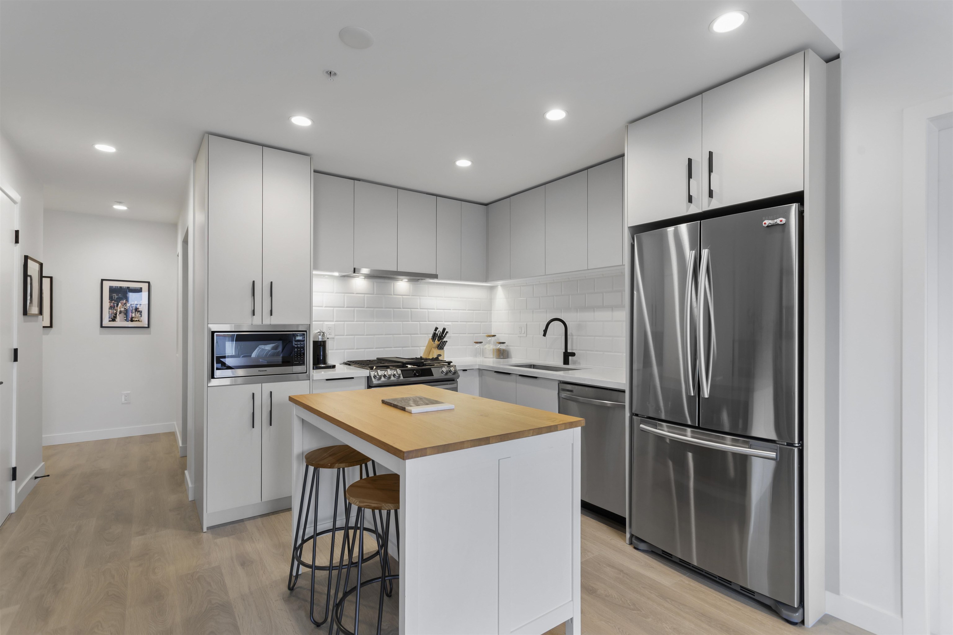 3018 St George St #301, Port Moody, BC V3H 0L4