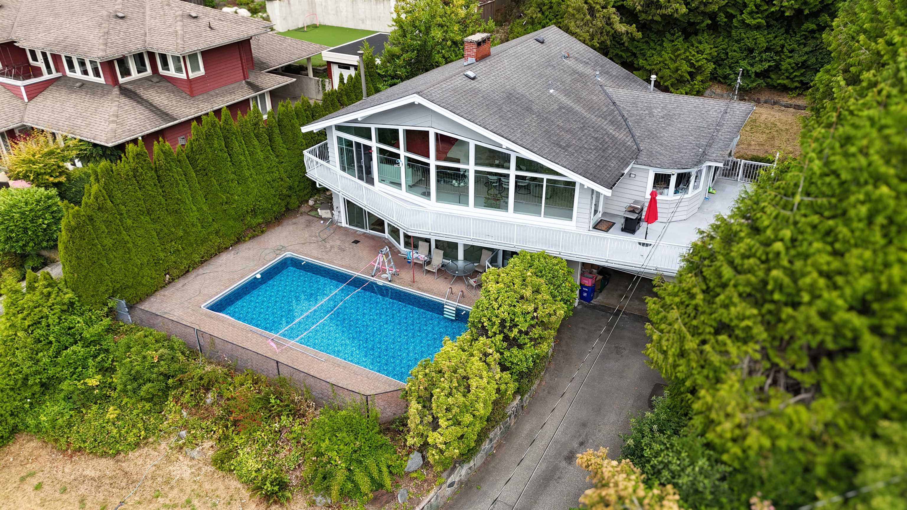 1725 Rosebery Avenue, West Vancouver, BC V7V 2Z5