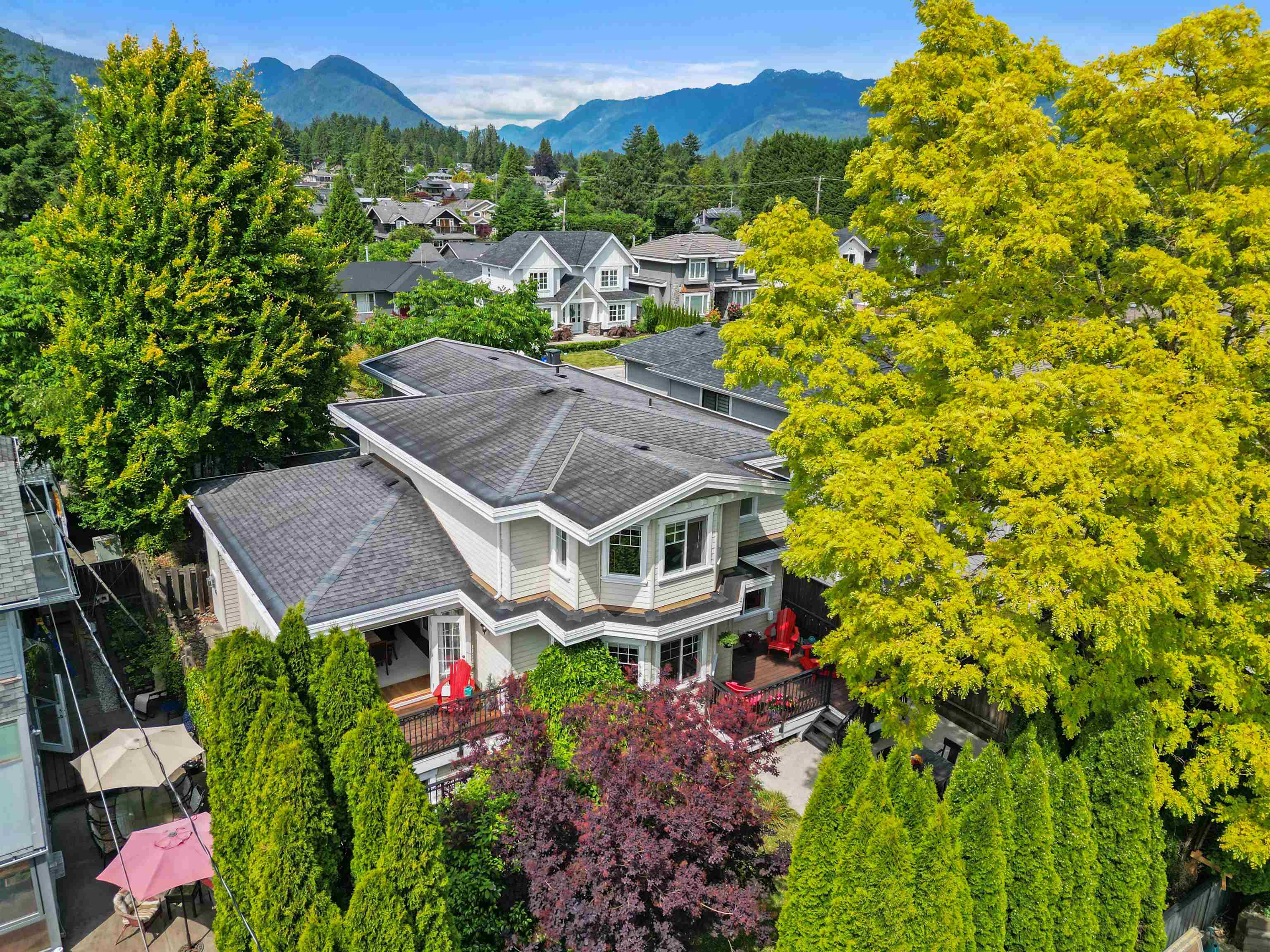 749 10th Street East, North Vancouver, BC V7L 2G2