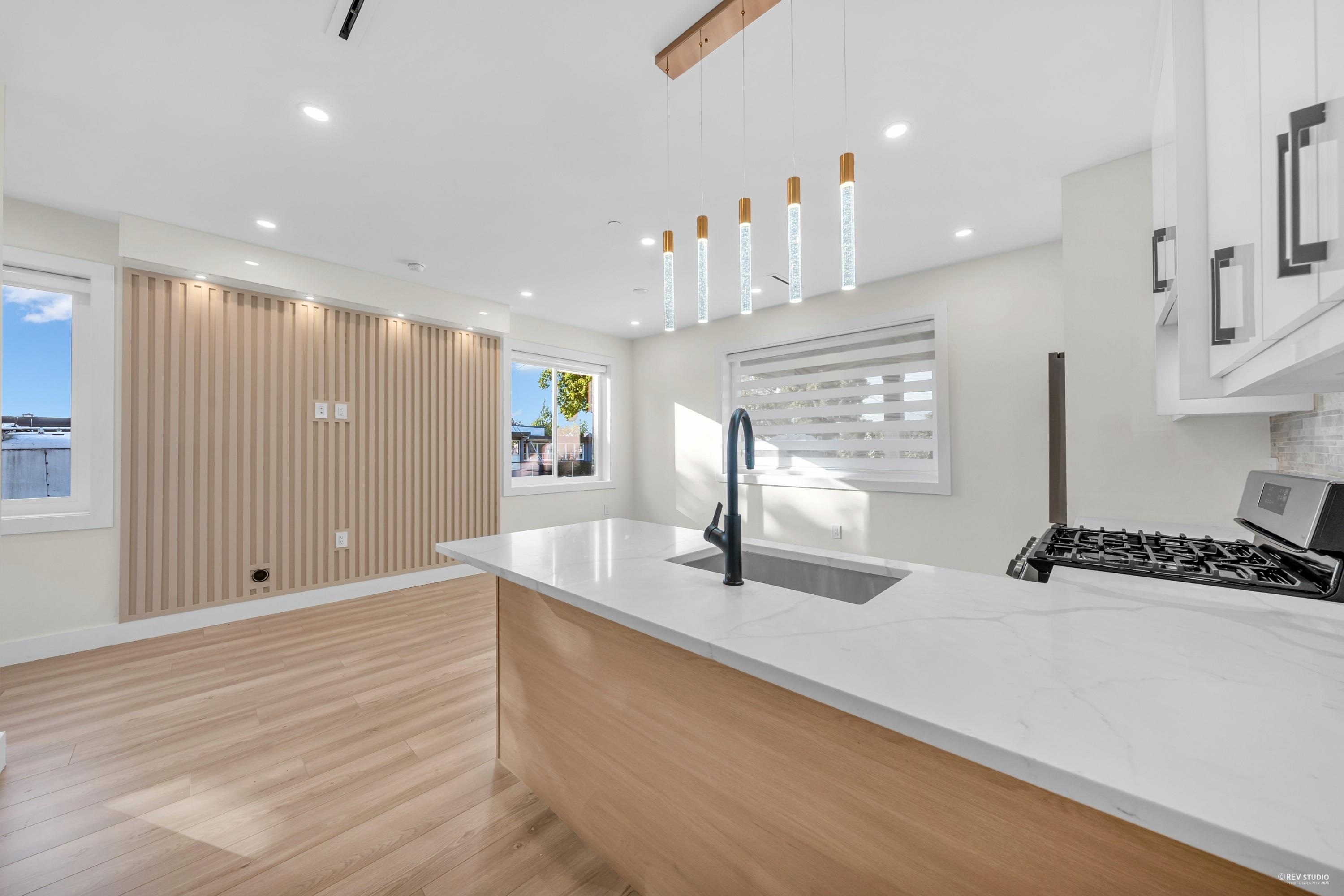 2703 East 3rd Avenue #1, Vancouver, BC V5M 1H3