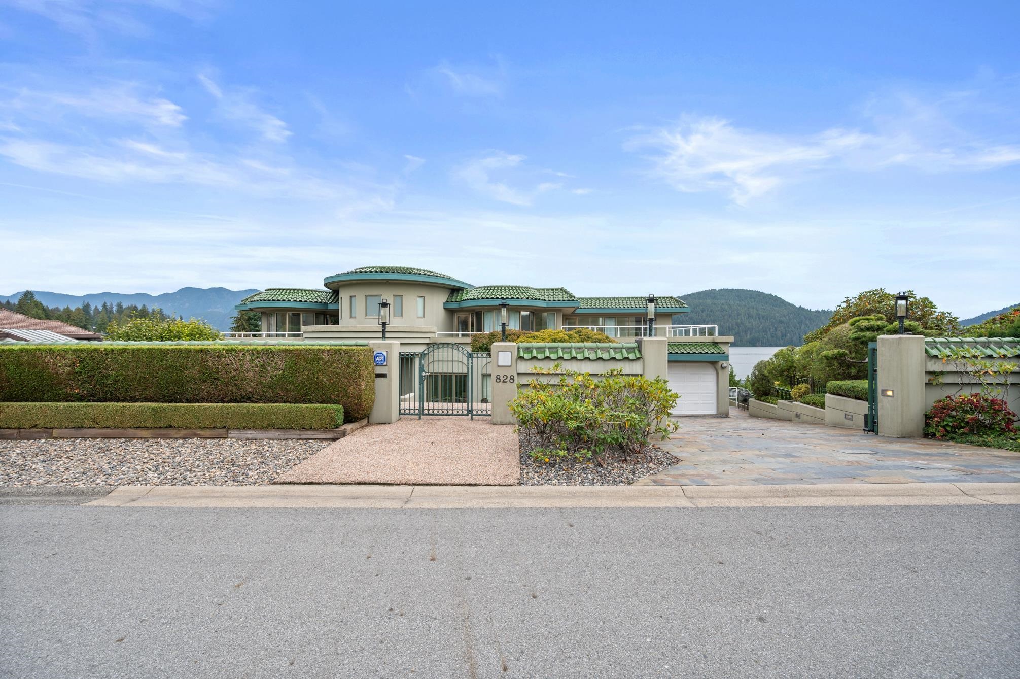 828 Beachview Drive, North Vancouver, BC V7G 1R1