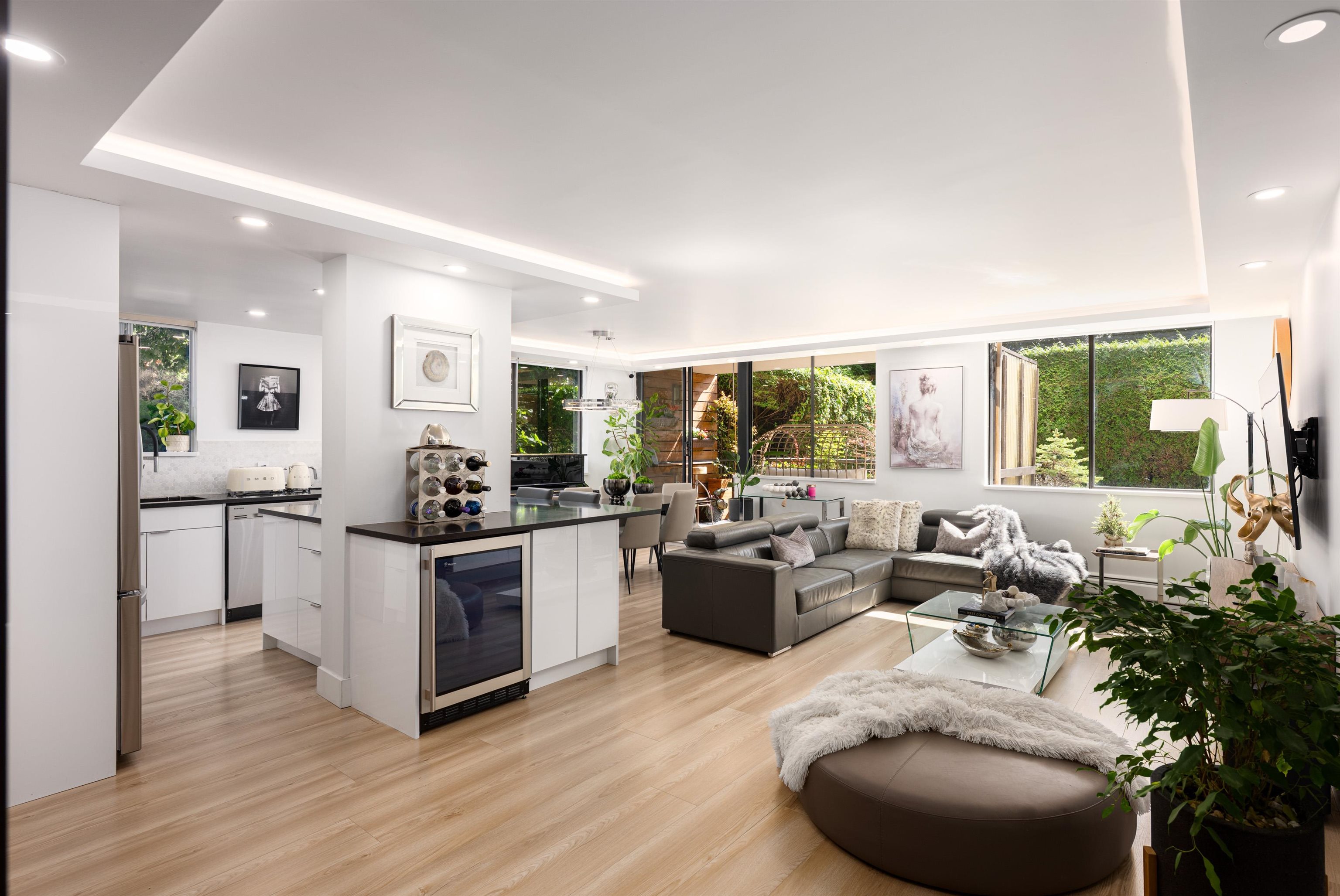555 13th Street #l1, West Vancouver, BC V7T 2N8