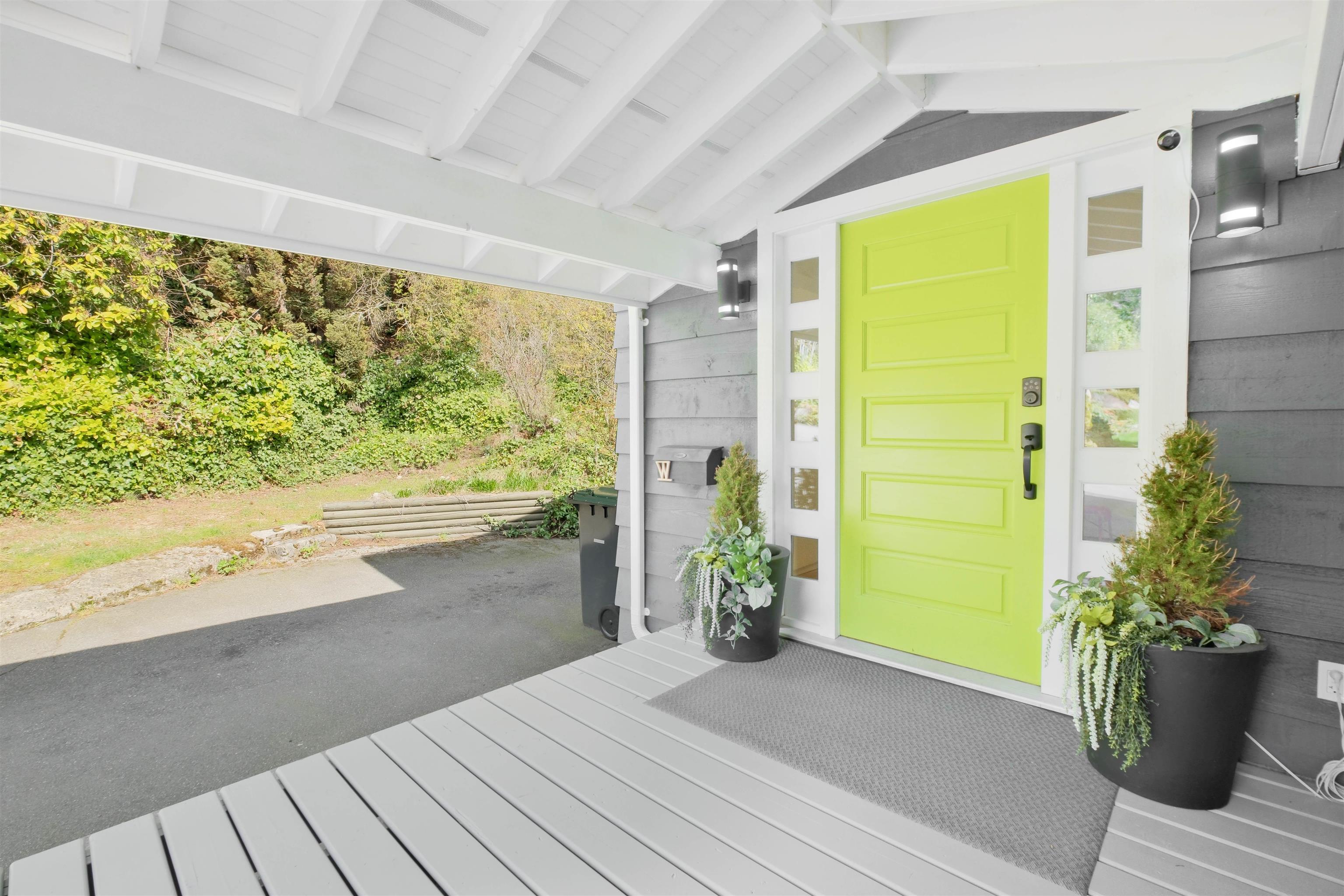 1095 Keith Road, North Vancouver, BC V7P 1Y6