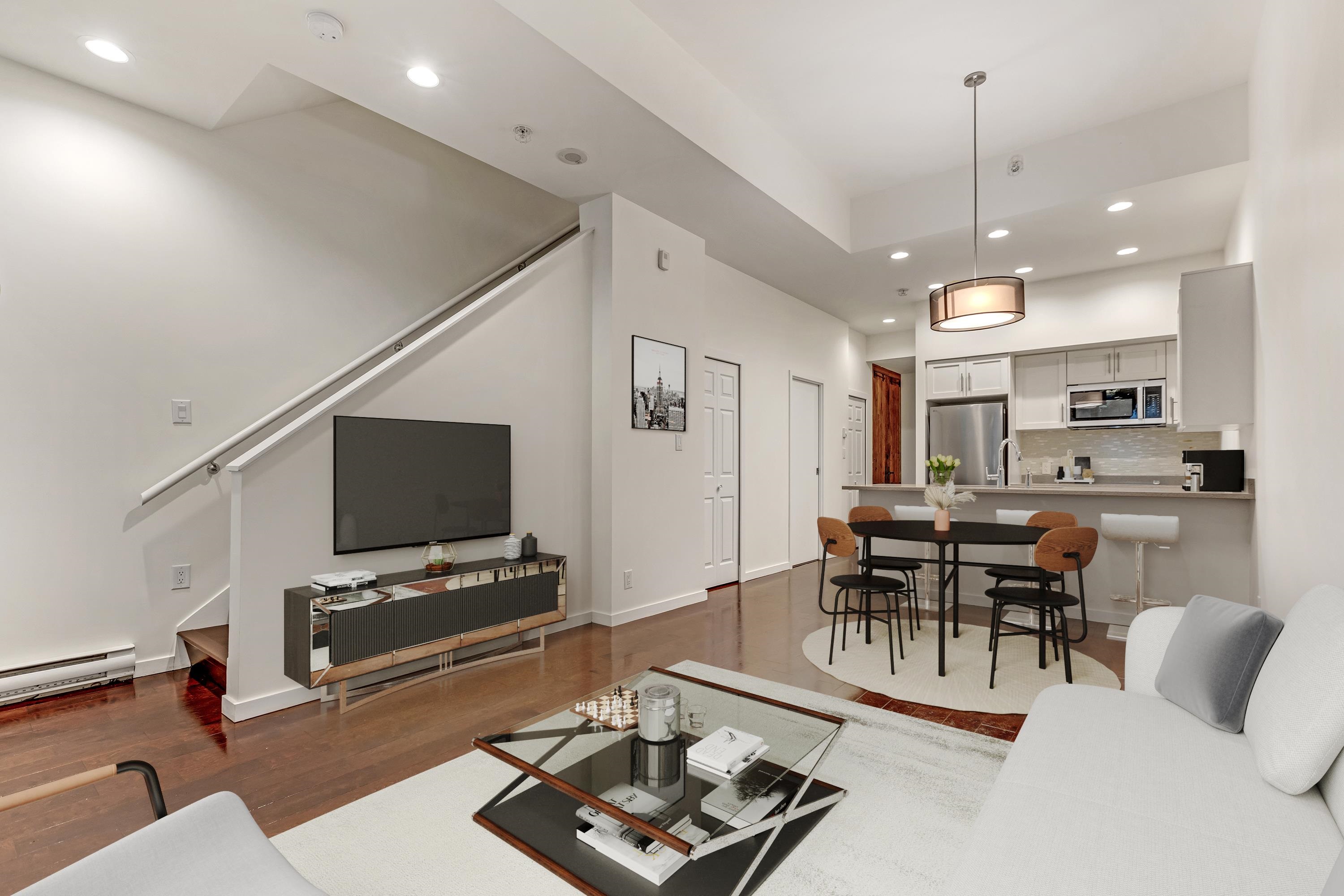 102 Regiment Square, Vancouver, BC V6B 1W1