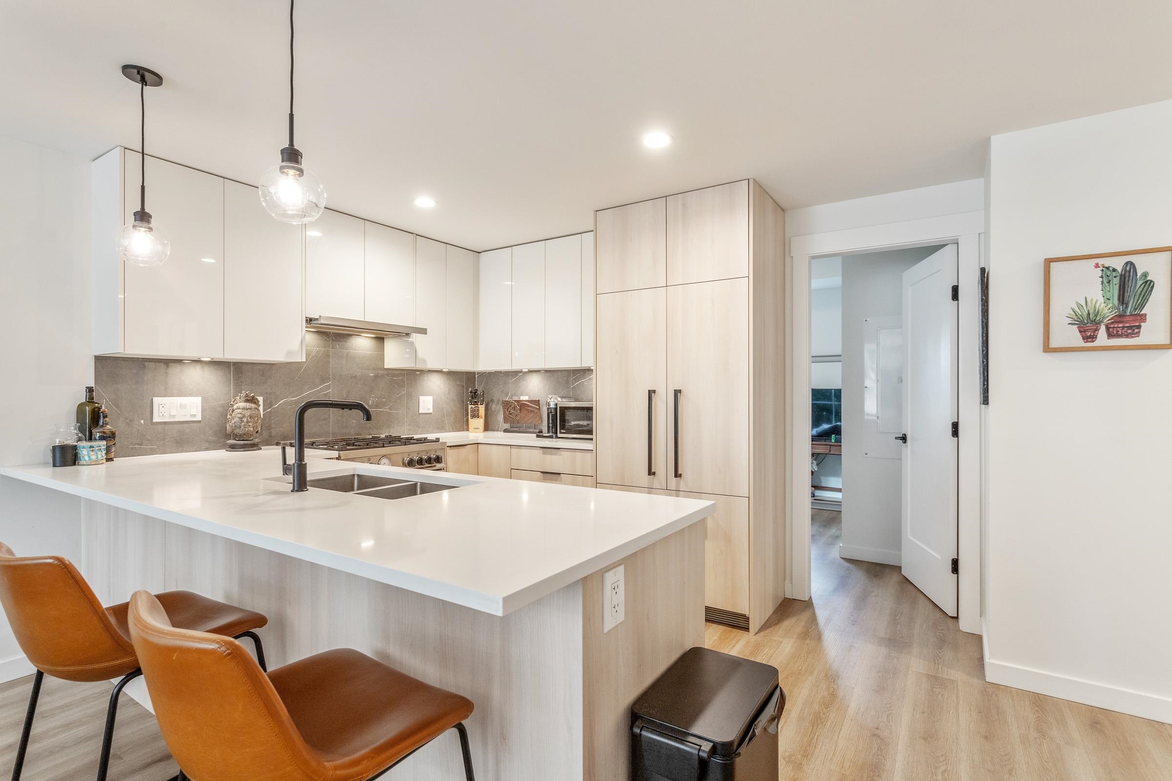237 Ridgeway Ave #6, North Vancouver, BC V7L 0H6