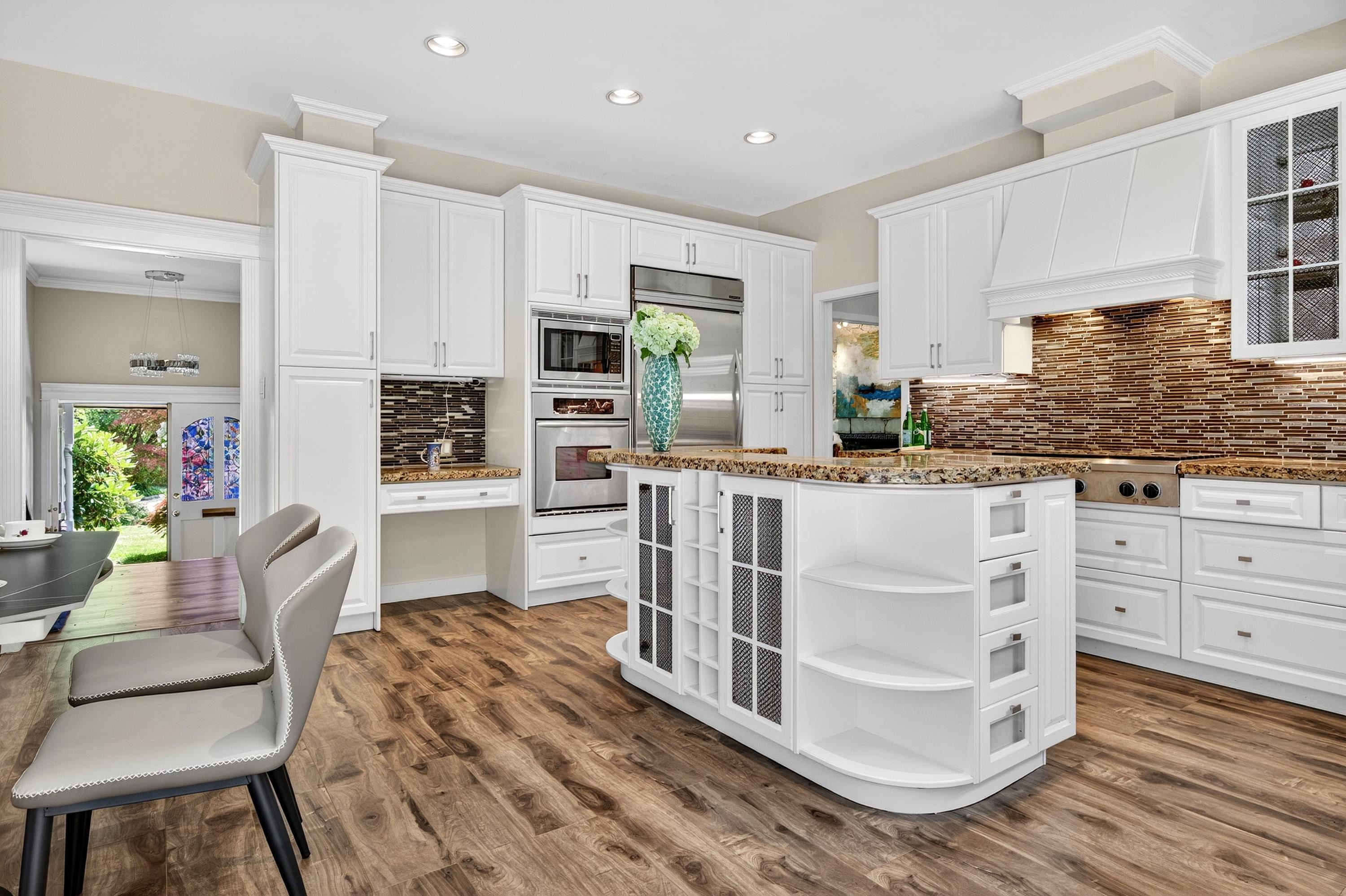 2453 Phillips Place, Burnaby, BC V5A 2W1