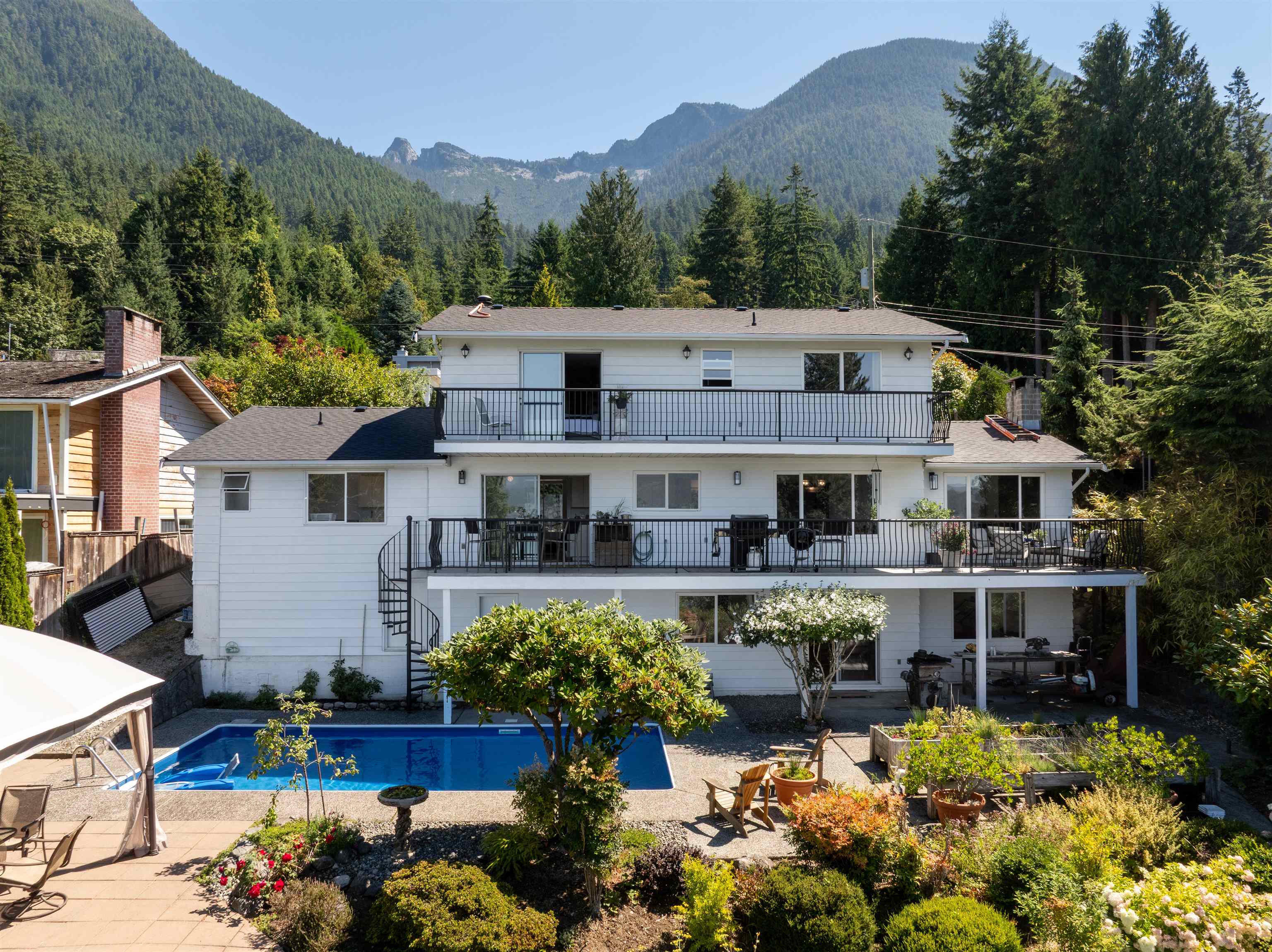 110 Seaview Place, Lions Bay, BC V0N 2E0